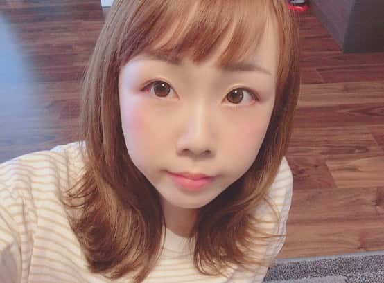 あやなんさんのインスタグラム写真 - (あやなんInstagram)「良い感じのヘアアイロンをGETして、髪の毛がつるんっのまとまったー💕 サロニア？の白のやつ！！😝 スチームが出るやつ！（笑）  わたしのヘアセットはまじ雑で、ほぼストレートアイロンでセットするんだけど、たまにウェーブっぽくしたりする！下手だけど！（笑）  productっていうヘアワックスでまとまりをつけてると大体ぽくなる(*´꒳`*)笑  あと、N.のスタイリング剤も好き💕(匂いが凄くいいです)  #急に髪の毛事情 #坊主にしてからは髪の毛をとても大切にしています#（笑） #もう夏なのでハイライトを入れる予定 #おすすめの髪色とか教えて欲しい」7月3日 18時17分 - ayachan_0619