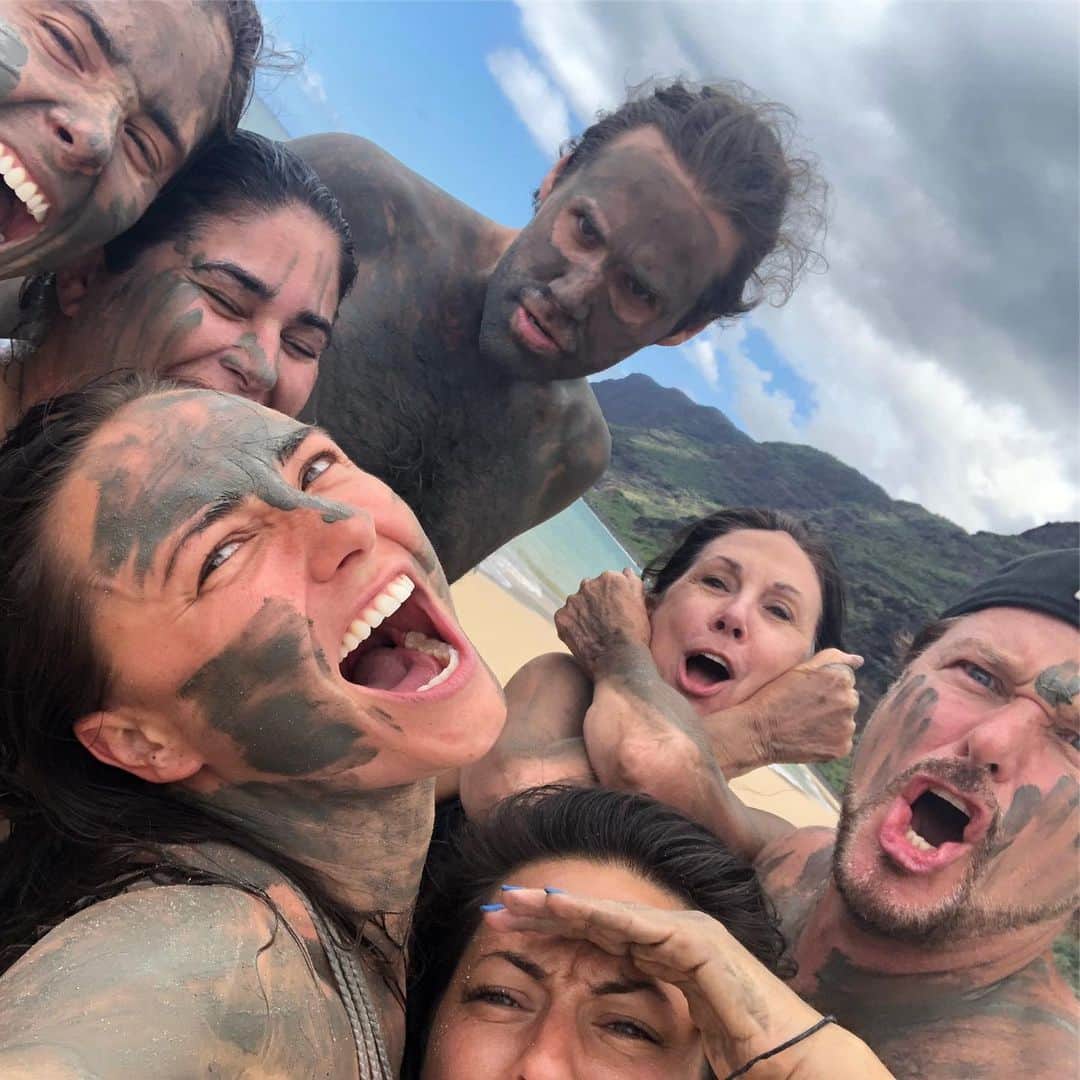 ブリアナ・エヴィガンのインスタグラム：「I’d like to find words for this trip... I’m still working on it, per usual. I kept thinking “revealing” because the layers just keep on coming. But there is nothing like family. Blood related or not. We are all brothers and sisters. This is proof. Can’t wait to continue sharing the week of love and connection between a wild group of humans. Love is not all you need, but love is all there is... (hashtag) - vulnerability find it, it’s a better way of living. We are ALL warriors, thank you Kauai for existing. ❤️」