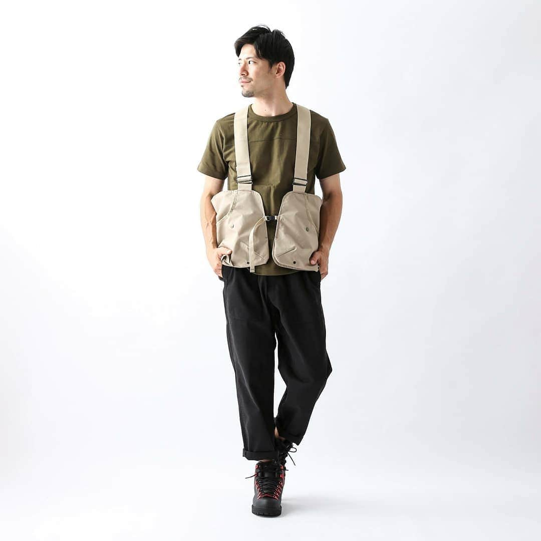 SUNDAY MOUNTAINさんのインスタグラム写真 - (SUNDAY MOUNTAINInstagram)「【大容量ポケットのバッグレスベスト】 everything right place vest / #comfyoutdoorgarment color / sand size / M 身長 / 174cm 普段着用サイズ / M  デザインや素材使いで注目を集めるCOMGY OUTDOOR GARMENTが提案するシンプルな大容量ベスト。収納力に優れ、その名の通りたくさんのものを持っていても整理してしまうことができるので、バッグレスでお出かけも◎シンプルながらしっかりと存在感があるのでシンプルにTシャツと合わせるだけでもコーディネートがきまります。防燃素材で作られているのでキャンプベストとしても活躍間違いなしの1着です。 【shop】  オンラインストア #sundaymountain でご注文いただけます。 公式ページ、楽天市場、Yahoo、Wowmaにて販売中。 ・平日14:30までのご注文で翌日配達。  #アウトドアミックス #コーデ #19春夏 #おしゃれキャンプ #サンデーマウンテン #アウトドアショップ #アウトドアファッション #outdoorfashion #アウトドアコーデ #アウトドアスタイル #アウトドアブランド #おしゃれコーデ #アウトドアデイ #アウトドア好き #ストリート系ファッション #コンフィアウトドアガーメント #cog #ベスト #おしゃれアウトドア #キャンプベスト #アウトドアベスト #焚き火ベスト」7月3日 18時26分 - sundaymountain