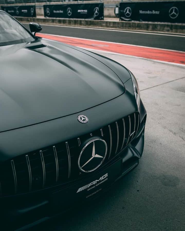 メルセデス・ベンツさんのインスタグラム写真 - (メルセデス・ベンツInstagram)「In the starting blocks! 🏁 Photo by @denesroli with @mercedesbenzhu. __________ [Mercedes-AMG GT C Roadster | Kraftstoffverbrauch kombiniert: 12,5 l/100 km | CO₂ -Emissionen kombiniert: 284 g/km | mb4.me/nefz/] . #MercedesBenz #🌟 #MercedesAMG #AMG #AMGGTC #DrivingPerformance #mbfanphoto #HeyMercedes #automotivedesign #atthetrack #mbcar」7月3日 18時30分 - mercedesbenz