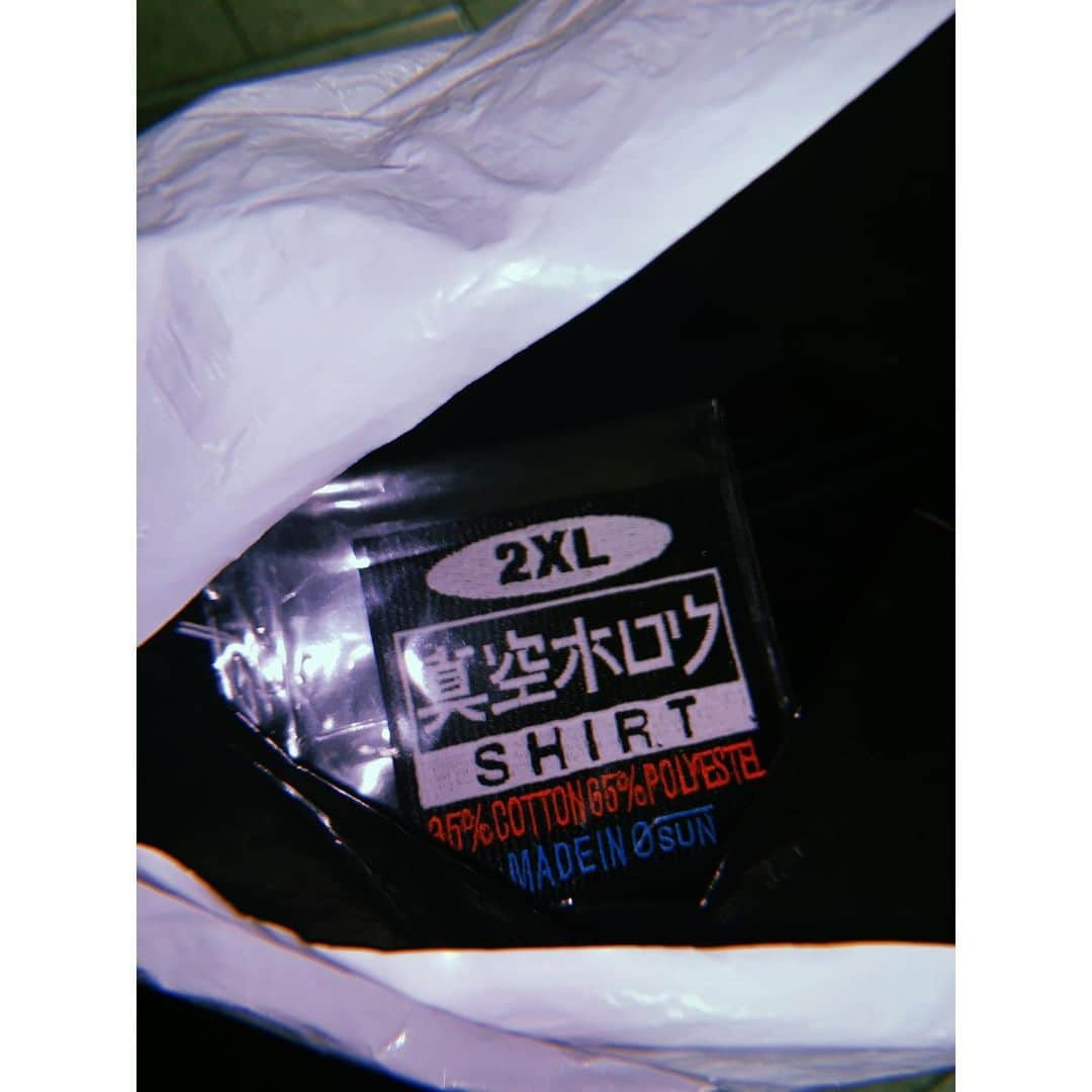 松本明人さんのインスタグラム写真 - (松本明人Instagram)「僕のライブ衣装で携わってくれている０ＳＵＮチームが 真空ホロウの楽曲をテーマにシャツを作ってくれました 『ファイナルに間に合って良かった〜』と笑顔でした◎  いつも心を込めて作って下さって本当にありがとうね❁  あしたはぼくの地元、茨城・水戸ライトハウスでの公演 １９時スタート、真空ホロウ、初ワンマン、皆さまと、 最高のツアーファイナルにすることができますように◎  https://ticket.line.me/events/2061/1/15549  #真空ホロウ #たやすくハッピーエンドなんかにするな #たやはぴツアー2019  #水戸ライトハウス」7月3日 18時30分 - akito_m_sh