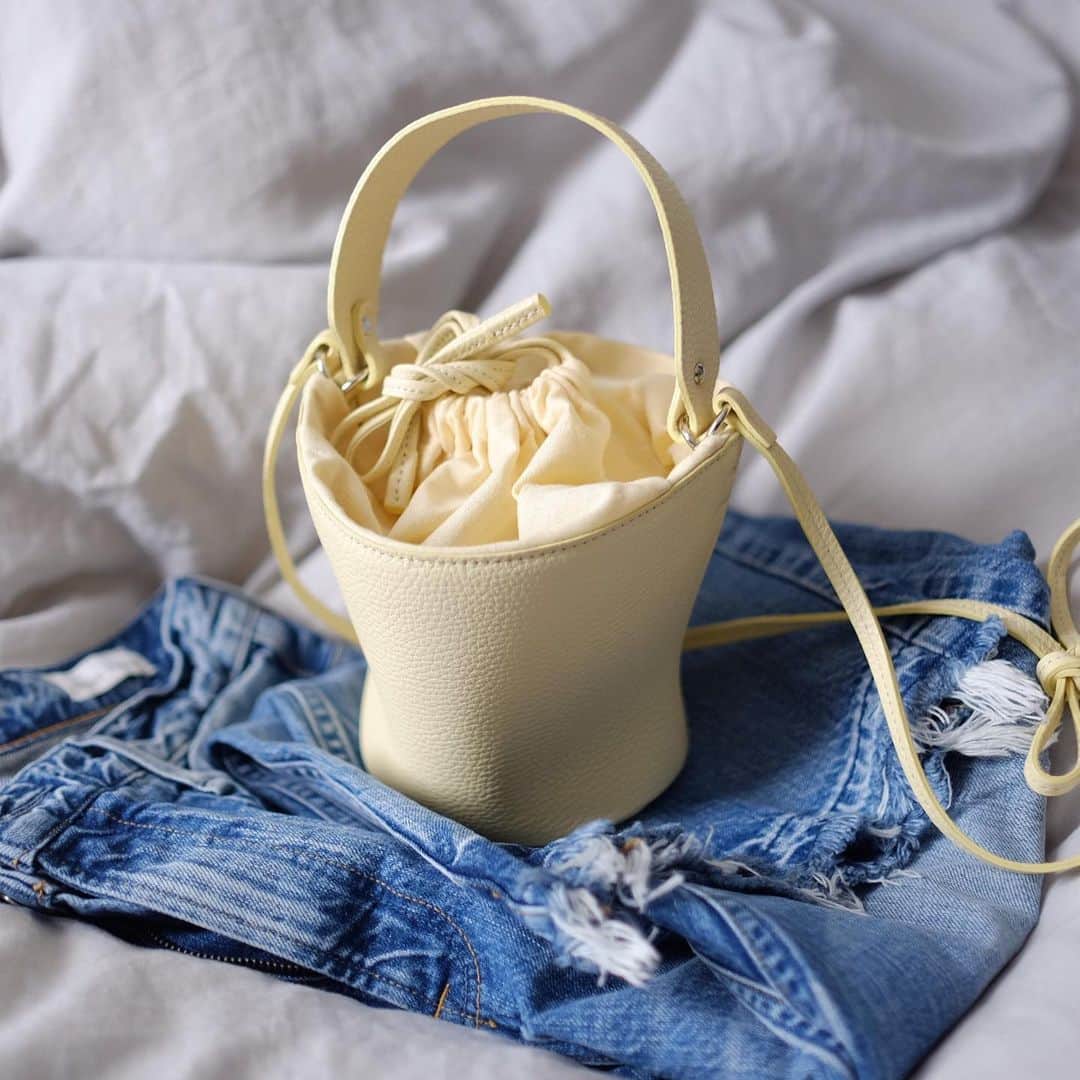 Keikooooooのインスタグラム：「レモンちゃん🍋 今期は、yellowが気になります💛 これ他の色も欲しくなるやつだ…🙄 . @ayako_bag #ayakobag」