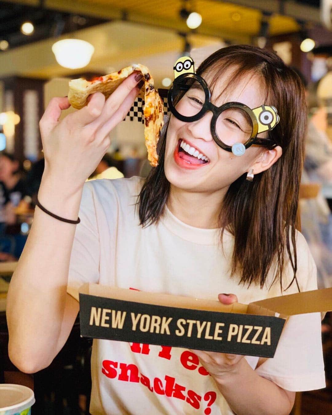 谷川りさこさんのインスタグラム写真 - (谷川りさこInstagram)「グルテンフリーをしていたので 久々にピザを食べました！ #pizza #usj#cafe#ピザ大きすぎて折れ曲がってる #happy #smile #ミニオンパーク #osaka」7月3日 18時40分 - risakoko