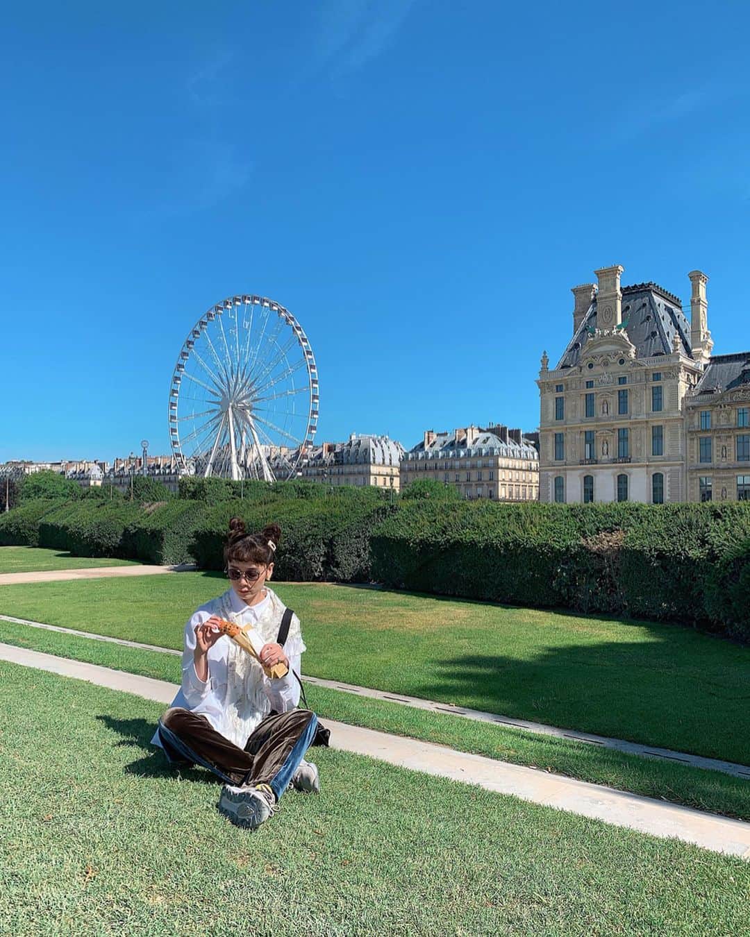 のインスタグラム：「美術館へ行く途中につまみ食い🥐PAULはパリのどこにでもある🇫🇷 #paris #paul #🥐 #🍞 #🥖」