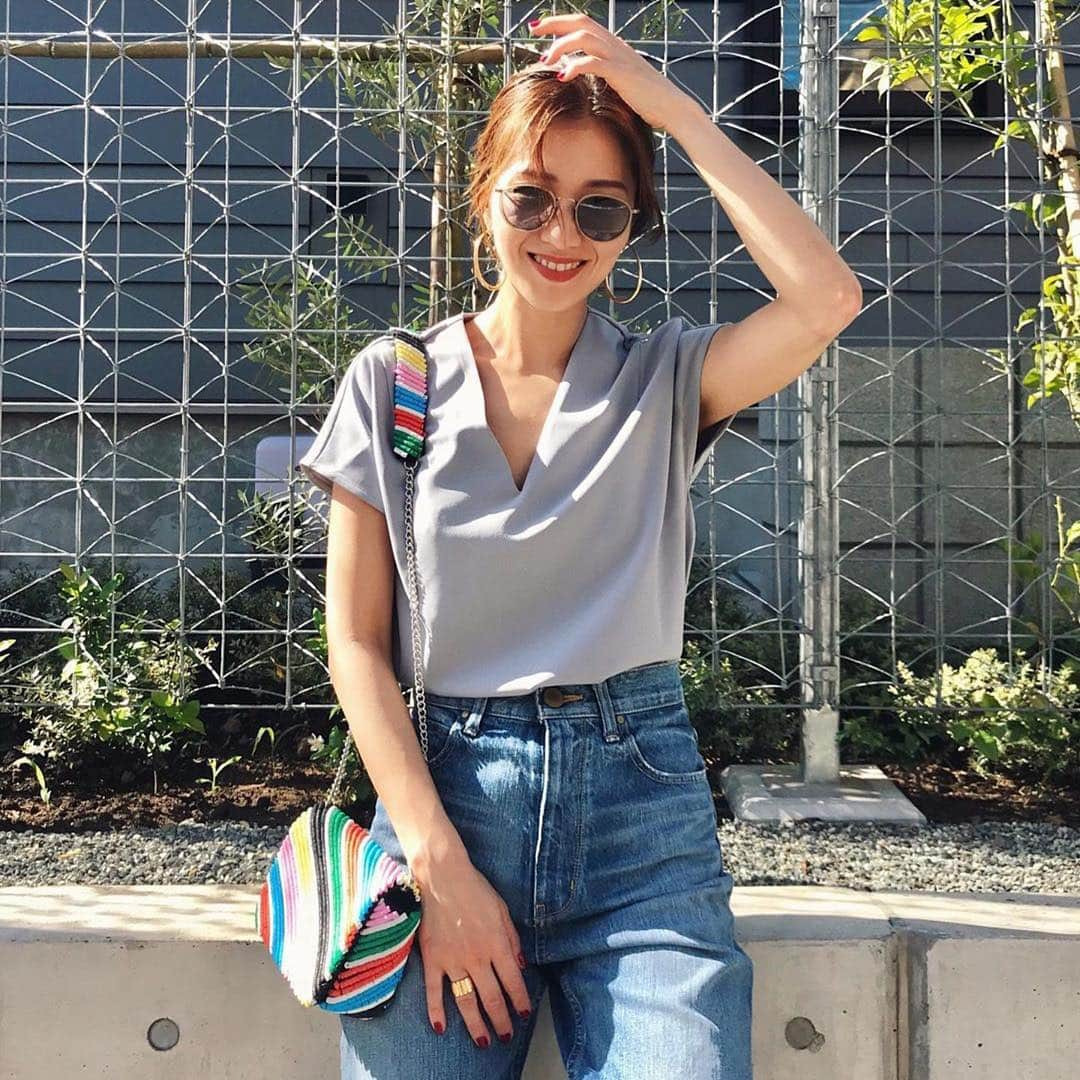 ur'sさんのインスタグラム写真 - (ur'sInstagram)「. . 【 style share 】 Vネックフレンチスリーブブラウス 品番:BTXU0496 ¥3,190+tax . @ayumiuehara 様、素敵なコーディネートをありがとうございます！ 落ち感のある程良くしっかりとした素材が上品な雰囲気のブラウス✨ シンプルながらも細かなディティールにこだわりました🤲🏻 7/5(金)10:59まで期間限定価格でお得にお買い求め頂けます🌈 . STYLE SHARE 募集中！ ハッシュタグは『#urs_styling』 素敵な着こなしは、紹介させて頂くことがあります。 . #urs_official #ユアーズ #レディース #fashion #コーディネート #ブラウス #Vネック #フレンチスリーブ . . #Repost @ayumiuehara ・・・ 連日羽織なしで出掛けてる♫ 今年は焼ける予感がします🌞 tops: @urs_official ・ #love #fashion #urs #urs_official #urs_styling#ユアーズ#life #instagood  #vネックフレンチスリーブブラウス」7月3日 18時33分 - urs_official