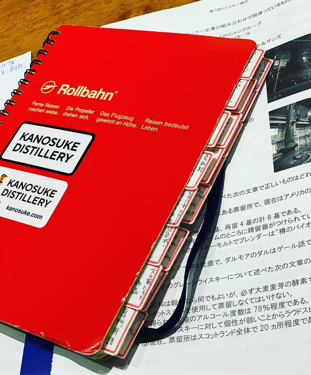 トムセン陽子さんのインスタグラム写真 - (トムセン陽子Instagram)「もう5年以上使い込んでいるウイスキーノート。そろそろどこに何が書かれてるかワケワカメ（笑）な状態になってきたので、インデックスをつけてみた！ うん、使いやすい。 ますます愛着湧くねぇ。 . . . #whisky #note #rollbahn #ノート #勉強」7月3日 18時39分 - yokothomsen