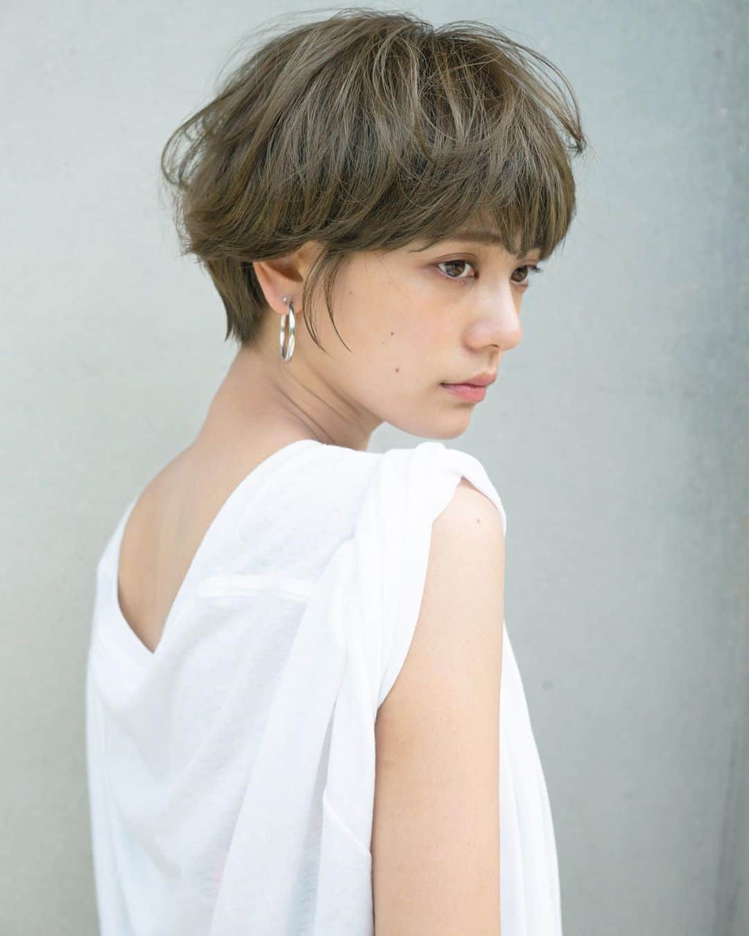 のインスタグラム：「. . 少し伸びてきたから安定のメンテナンス😋髪の長さそんなに変わってないのに、すごくスタイリングしやすい🙆🏻‍♀️❤️ . . #shorthair #hair #shooting」