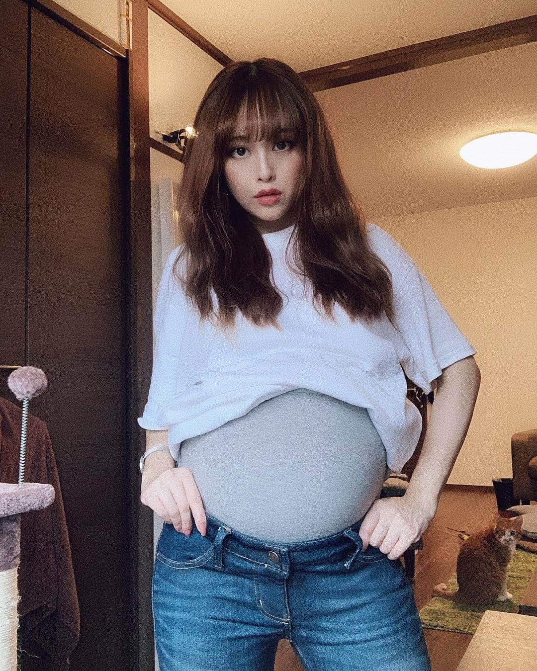 JESSY.Uさんのインスタグラム写真 - (JESSY.UInstagram)「・ たくさんあるいてるけど 股関節痛くなるー！！！👶🏽 そらもこっちみてて笑。 あと1ヶ月ちょい マタニティ生活もあとすこし 楽しみます😌🌼 ・ ・  #妊娠後期 #妊娠9ヶ月 #妊娠35週 #妊娠 #baby #マタニティ #赤ちゃん #プレママ #マタニティウェア #オフショル #ママグラマー #ママスタグラマー #セルフカラー #ママ友募集 #13kg増 #denim #デニム #白T」7月3日 18時45分 - dj_jessy_u