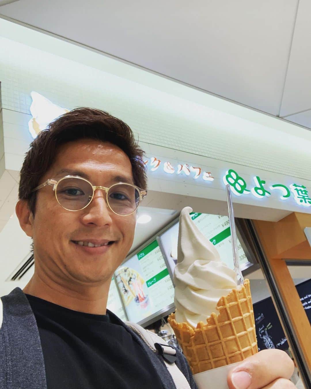 福西崇史さんのインスタグラム写真 - (福西崇史Instagram)「. 今日はソフトクリームの日だって〜🍦 . 色んな所のソフトクリームを食べますが、どこがオススメでしょうか？ . #ソフトクリーム男子 #札幌新千歳空港ではいつも違うところの食べてます」7月3日 18時48分 - takashi_fukunishi