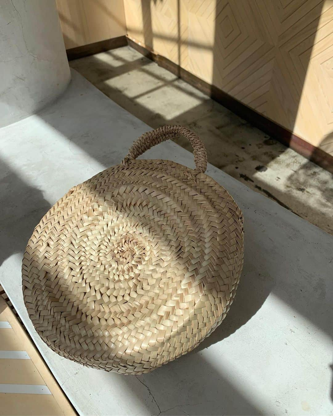 オレーシャ・ルーリンさんのインスタグラム写真 - (オレーシャ・ルーリンInstagram)「Basket life is the best life. Going plastic free not only keep plastic out of our landfills and oceans ( and our food since micro-plastic is contaminating fish) but you can look ever so chic. Do as the French women do and rock baskets @beldy_paris」7月4日 5時42分 - olesyarulin