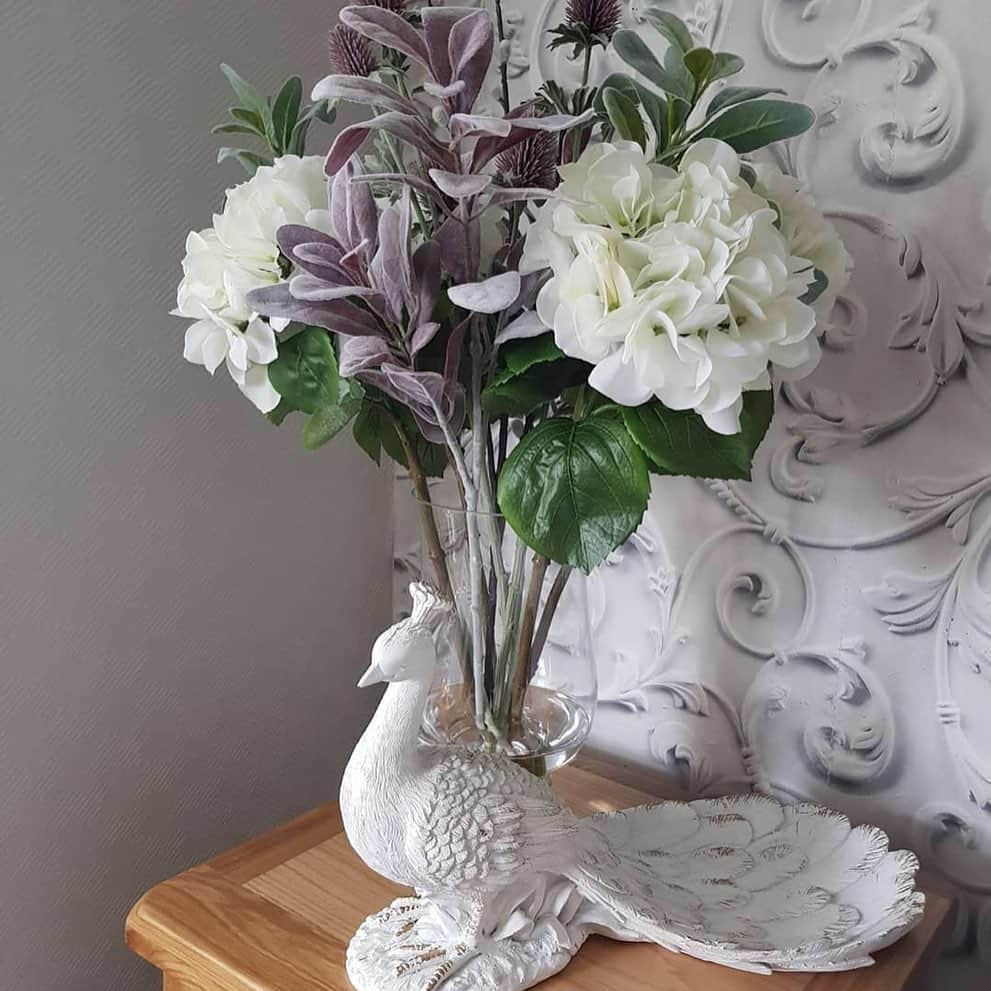 ローラアシュレイさんのインスタグラム写真 - (ローラアシュレイInstagram)「Enjoy the beauty of your favourite flowers in any season with our realistic range of faux flowers 📷 by @home_at_212 @victoria_jane_interiors @sumthingshiny_home @buildinginbetween」7月4日 5時43分 - lauraashleyuk