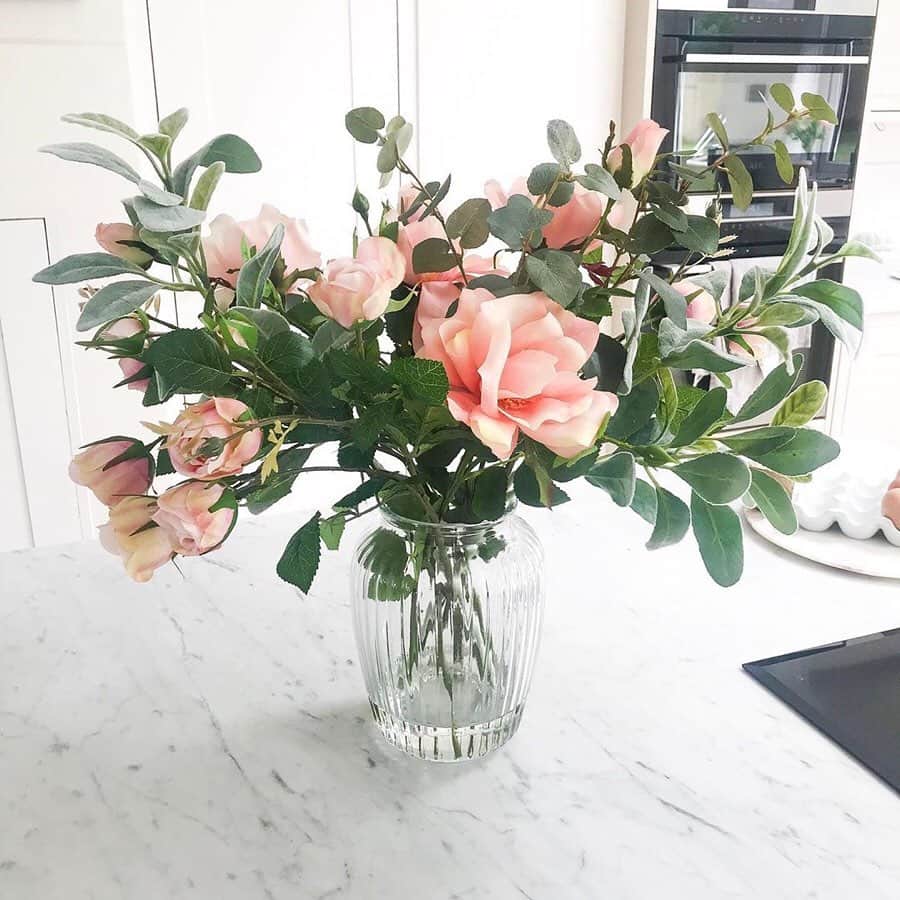 ローラアシュレイのインスタグラム：「Enjoy the beauty of your favourite flowers in any season with our realistic range of faux flowers 📷 by @home_at_212 @victoria_jane_interiors @sumthingshiny_home @buildinginbetween」