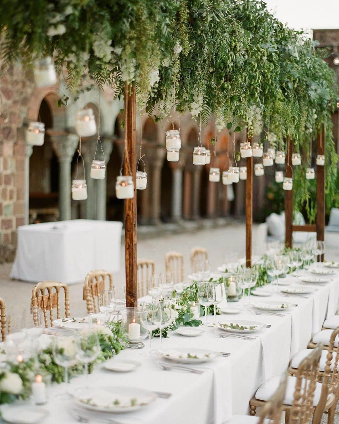 マーサ・スチュワートさんのインスタグラム写真 - (マーサ・スチュワートInstagram)「This week’s #weddingwednesday inspiration is all about getting creative with your reception lighting. 💡 This couple went for a romantic display of hanging tea lights that seemed to float above their reception tables. How’s that for a magical effect? Grab more inspiration from @martha_weddings at the link in bio. 👆🏼📷: @gregfinck | 📋: @lavenderandroseweddings | 🌸: @missrose_by_perrine」7月4日 4時57分 - marthastewart