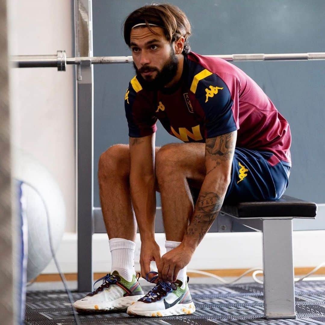 ホタのインスタグラム：「Nice first day in my new home ⚽️」