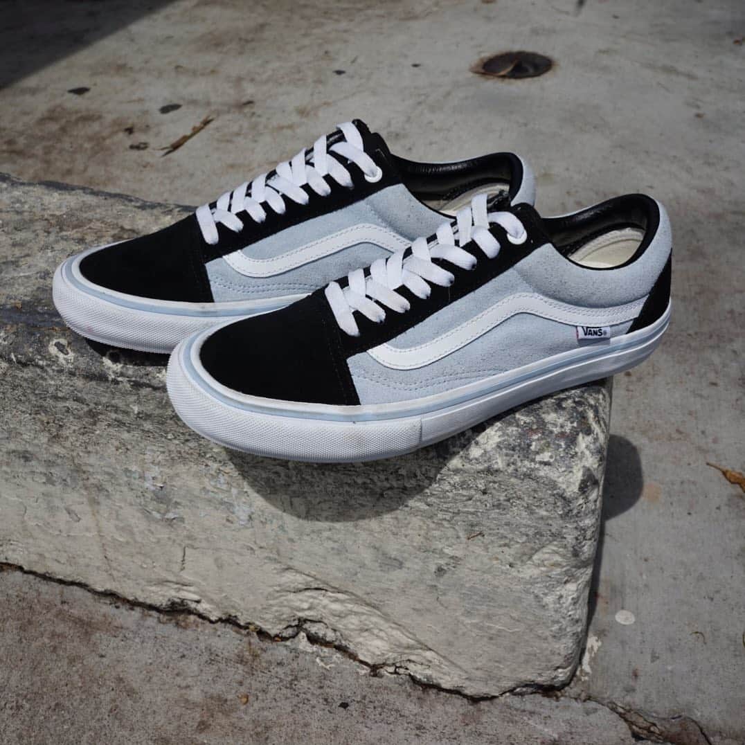 Vans Skateさんのインスタグラム写真 - (Vans SkateInstagram)「The sky’s the limit ⛅️ when you create your own pair of DURACAP and UltraCush upgraded Pro Classics like this pair of black and skyway Old Skool Pro Customs. Start building a pair today to match your summertime mood 🌞 at vans.com/customs and tag us for your chance to be featured.」7月4日 5時04分 - vansskate