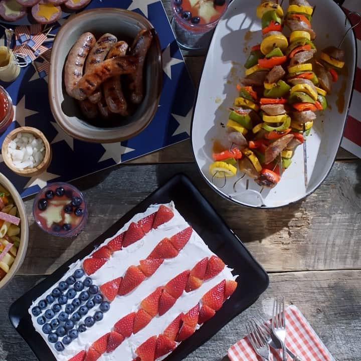 ジョンソンヴィルのインスタグラム：「You know what would make this week better? More sausage. 🌭 Check out the link in our bio for a variety of Johnsonville products that taste GREAT on the grill. We're talking brats, Italian sausage, fully cooked smoked dinner links, rope sausage more! 🇺🇸 #saUSAge #BetterWithSausage #YouCantSpellSausageWithoutUSA #Johnsonville #cookouts #grilling #barbeque #meat #IndependenceDay #4thofJuly #America #july4 #bbq」