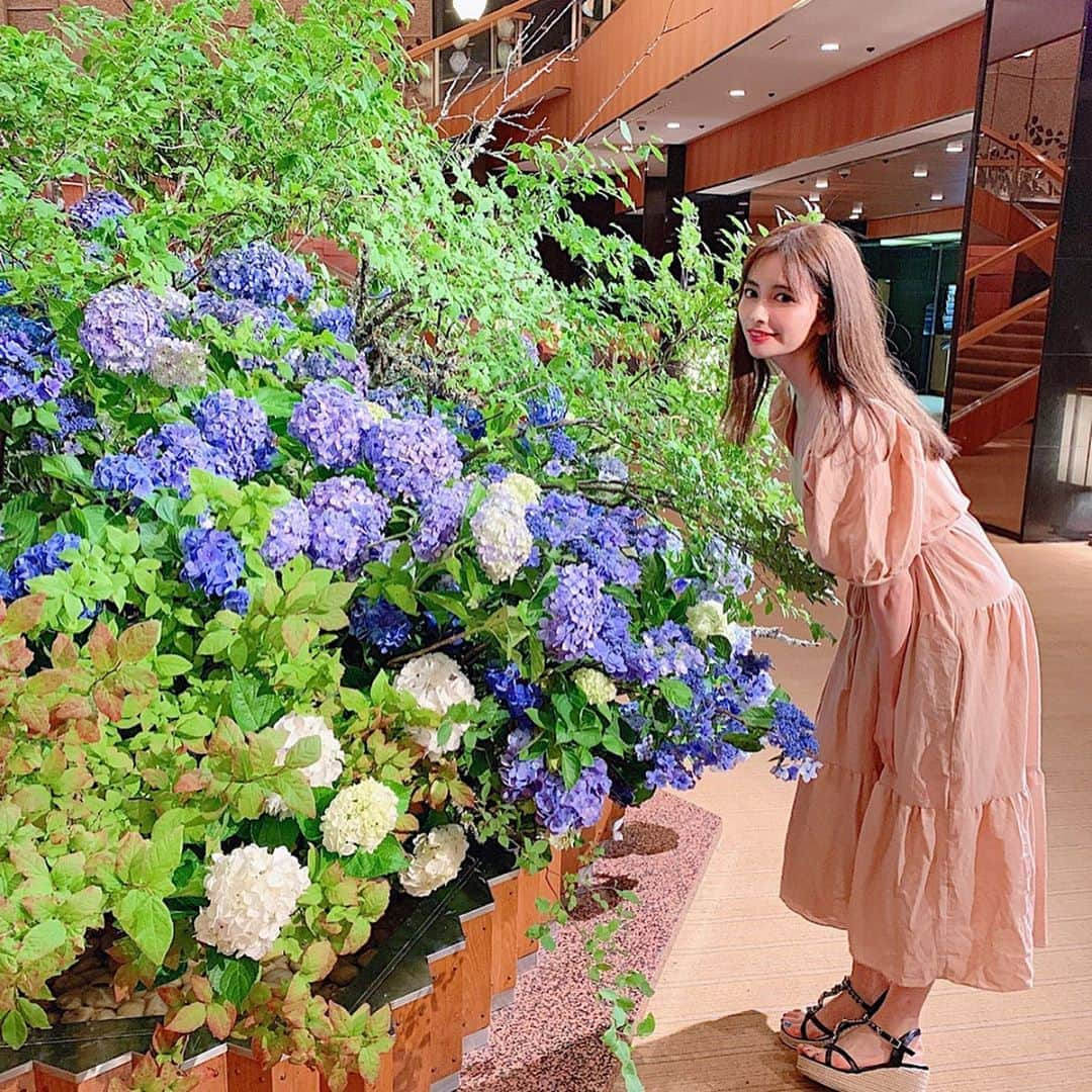 得あゆさんのインスタグラム写真 - (得あゆInstagram)「紫陽花みれてなかったから嬉しい💜 #生け花 #季節の花 ・ ・ ・ ・ ・ ・ ・ #紫陽花#東京#花#花のある暮らし#綺麗#ホテル#お洒落#ファッション#ナチュラル#メイク#シンプル#インスタ映え#カメラ女子#写真#大人カジュアル#大人女子#美肌#美白#夏#横顔#梅雨#雨#tokyo#hotel#japanesegirl#flower#casual#purple」7月3日 20時36分 - tokuayu819