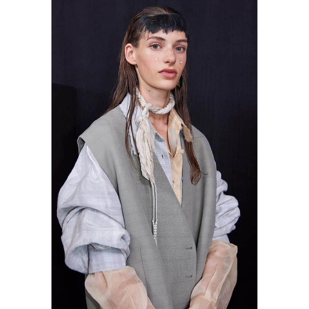 Acne Studiosさんのインスタグラム写真 - (Acne StudiosInstagram)「Backstage at the #AcneStudios Women’s Spring/Summer 2020 show – scarves in detail.  Head over to our Stories highlight to discover every look from the collection.」7月3日 20時38分 - acnestudios