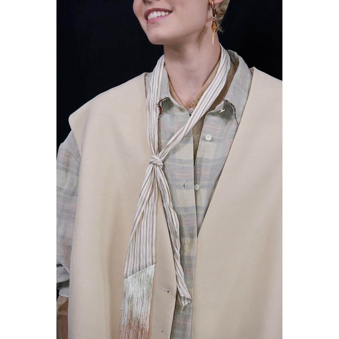Acne Studiosさんのインスタグラム写真 - (Acne StudiosInstagram)「Backstage at the #AcneStudios Women’s Spring/Summer 2020 show – scarves in detail.  Head over to our Stories highlight to discover every look from the collection.」7月3日 20時38分 - acnestudios