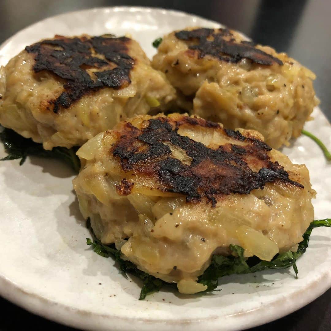 みずしな孝之のインスタグラム：「大葉ハンバーグ レシピに無かったけど焦げ目入れたかったので レンジ蒸ししたあとにちょっと焼きました  #ご飯だべぇ」