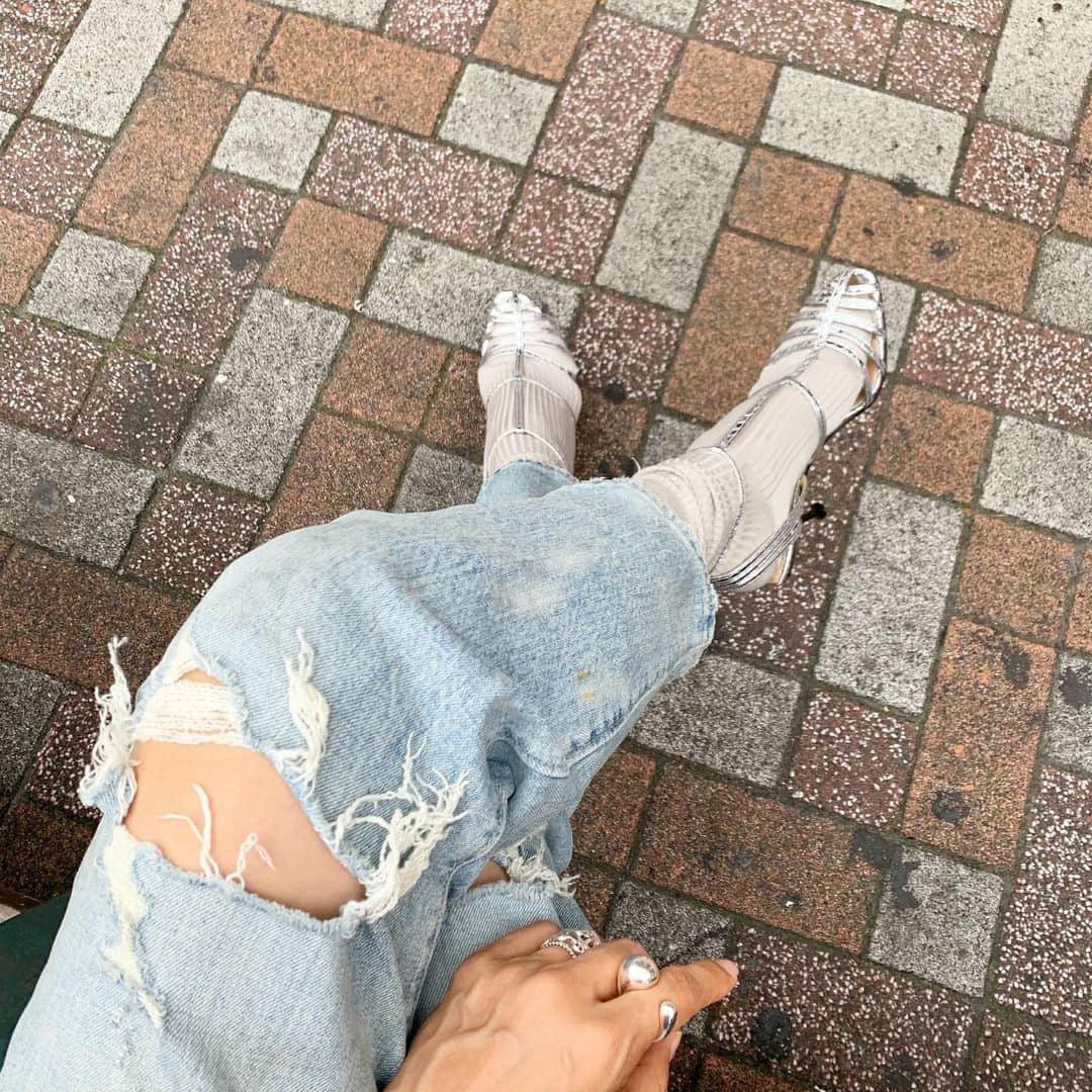 亀恭子のインスタグラム：「silver on silver . . . 美しくて、 歩きやすいヒール靴❤︎ . . today's… #fashion #ootd #kkstyle #tokyo #kamescloset #shoes #sergiorossi #socks #unitedarrows #pants #yanuk #july #手の血管…」