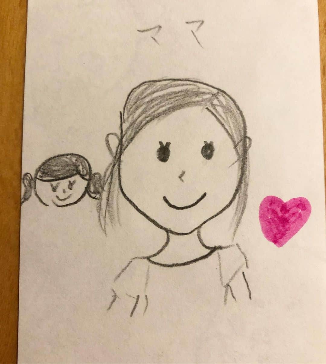 遠山景織子さんのインスタグラム写真 - (遠山景織子Instagram)「『名医とつながる！たけしの家庭の医学』ご覧くださりありがとうございました。私の娘ゆうちゃんが似顔絵描いてくれました。愛ですね😊💚 #名医とつながる！たけしの家庭の医学。頂いた愛 #家族#謎の病気 #原因#セカンドオピニオン  #ありがとうございました #似顔絵 #ママ#娘からのプレゼント  #嬉しい  #プレゼント#サプライズ#手書き #感動  #ママになれて良かった #ありがとう  #宝物  #遠山景織子」7月3日 20時50分 - kyooko.9.tooyama