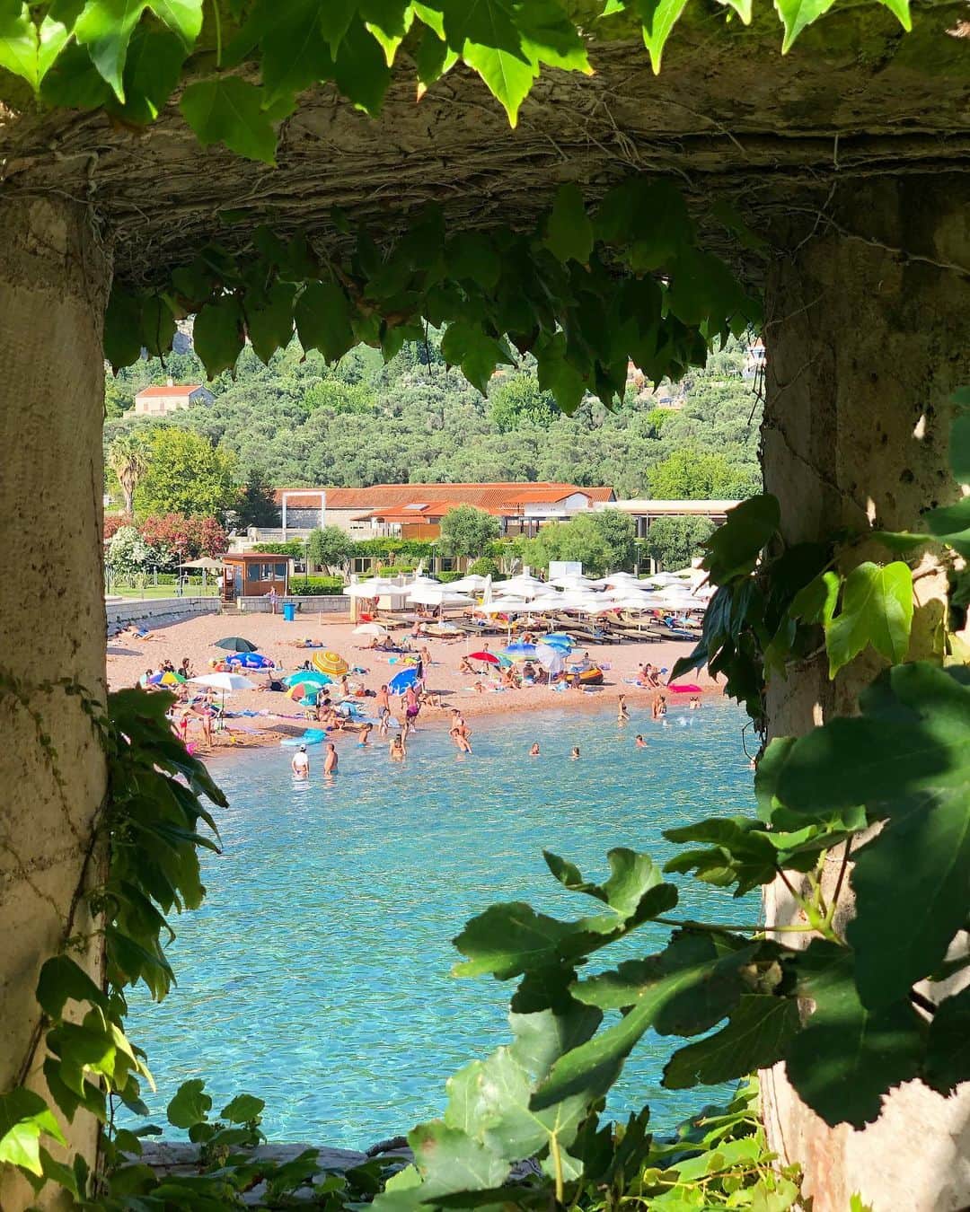 桐島かれんさんのインスタグラム写真 - (桐島かれんInstagram)「イタリアからクロアチアに入ってからは、ザグレブ→プリトヴィッツェ→スプリット→ドゥブロヴニクと一泊づつで毎日移動していましたが、ここモンテネグロでは少しゆっくり、海水浴を楽しみます。 #モンテネグロ #Montenegro #家族旅行」7月3日 21時02分 - houseoflotuskaren
