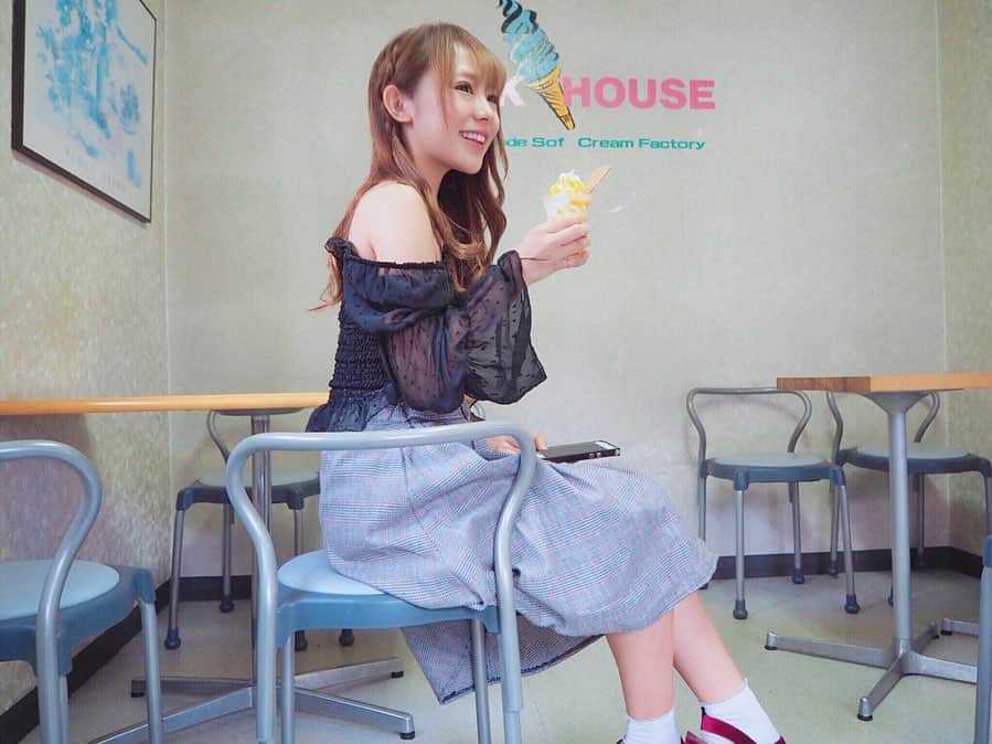 愛田杏奈さんのインスタグラム写真 - (愛田杏奈Instagram)「なんでか知らないけど、 今日はソフトクリームの日らしい🍦 . . これは北海道遠征したときに行った #milkhouse . めちゃくちゃ濃厚でおいしかったぁぁぁ💓 また食べたい💓💓💓 . . #7月3日 #ソフトクリームの日 #ソフトクリーム #ice #北海道 #milkhouse #ミルクハウス #おすすめ #遠征 #北海道旅行 #fashion #code #camera #olympus #olympuspen #コーデ #ファッション #春コーデ #プチプラコーデ #韓国ファッション #149cm #ちびっこコーデ #スイーツ #instagood #likeforlikes #followme」7月3日 21時02分 - anna_osada