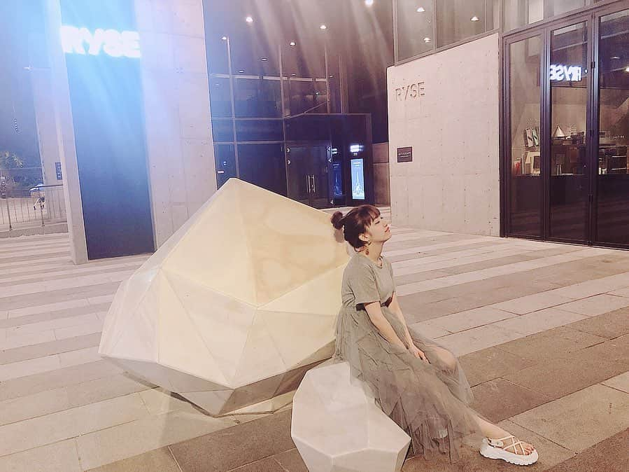 関根優那さんのインスタグラム写真 - (関根優那Instagram)「🇰🇷﻿ 韓国の夜。明大。﻿ この髪型よくやります。﻿ ﻿ ﻿﻿ #korea #trip #koreanfood #コーデ #ヘアアレンジ #ootd #韓国 #韓国旅行 #韓国女子旅 #弾丸 #明洞  #한국 #명동 #셀카」7月3日 21時03分 - yuuna__sekine