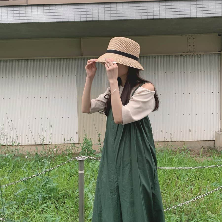 のインスタグラム：「_ 雨降ると思うと帽子かぶれない🤷🏻‍♀️ から近所散歩する瞬間だけかぶった✌︎ #riona__ootd」