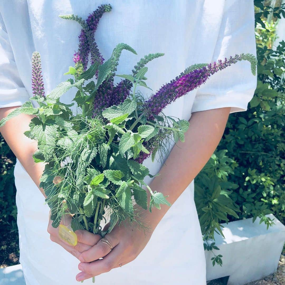 中川政七商店さんのインスタグラム写真 - (中川政七商店Instagram)「「夏はさらっとした麻が着たい。」 個人的に、夏といえば麻、麻といえば夏、というくらい、シャリシャリとした肌触りが恋しくなります。 おろしたてのハリ感に胸が躍り、逆に何度も着重ねて生まれる風合いも麻ならでは。 「麻布Tシャツワンピース」は、その名の通り麻素材でできたTシャツ型のワンピース。 ゆったりとしたシルエットなので、1枚でもサラっと着られます。もちろんデニムやレギンスを合わせても素敵です。  大人気商品なので完売続出ですが、夏の日差しに映える「白」がまだご用意ございます！ぜひお早めに。  実は私も週1ペースで着ています・・・！ #中川政七商店 #tシャツ  #麻素材 #麻の服 #夏の服」7月3日 21時04分 - nakagawamasa7