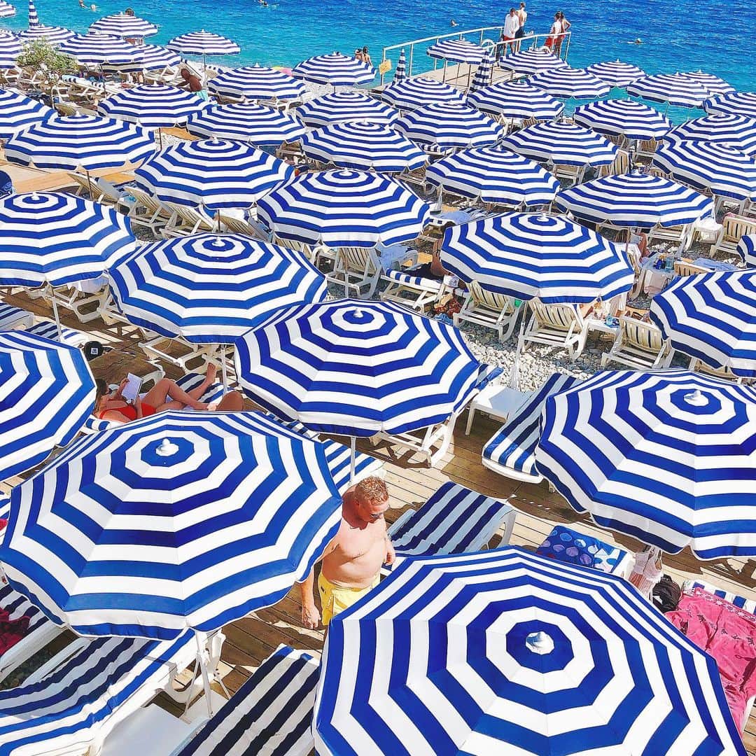 のインスタグラム：「hello Nice⛱⛱⛱ ずっと来てみたかった場所。 初めましてのニースにウキウキしてるなう🤤 ・ ・ #Nice#france🇫🇷 #🇫🇷#beach#あん旅 #provence#cotedazur」