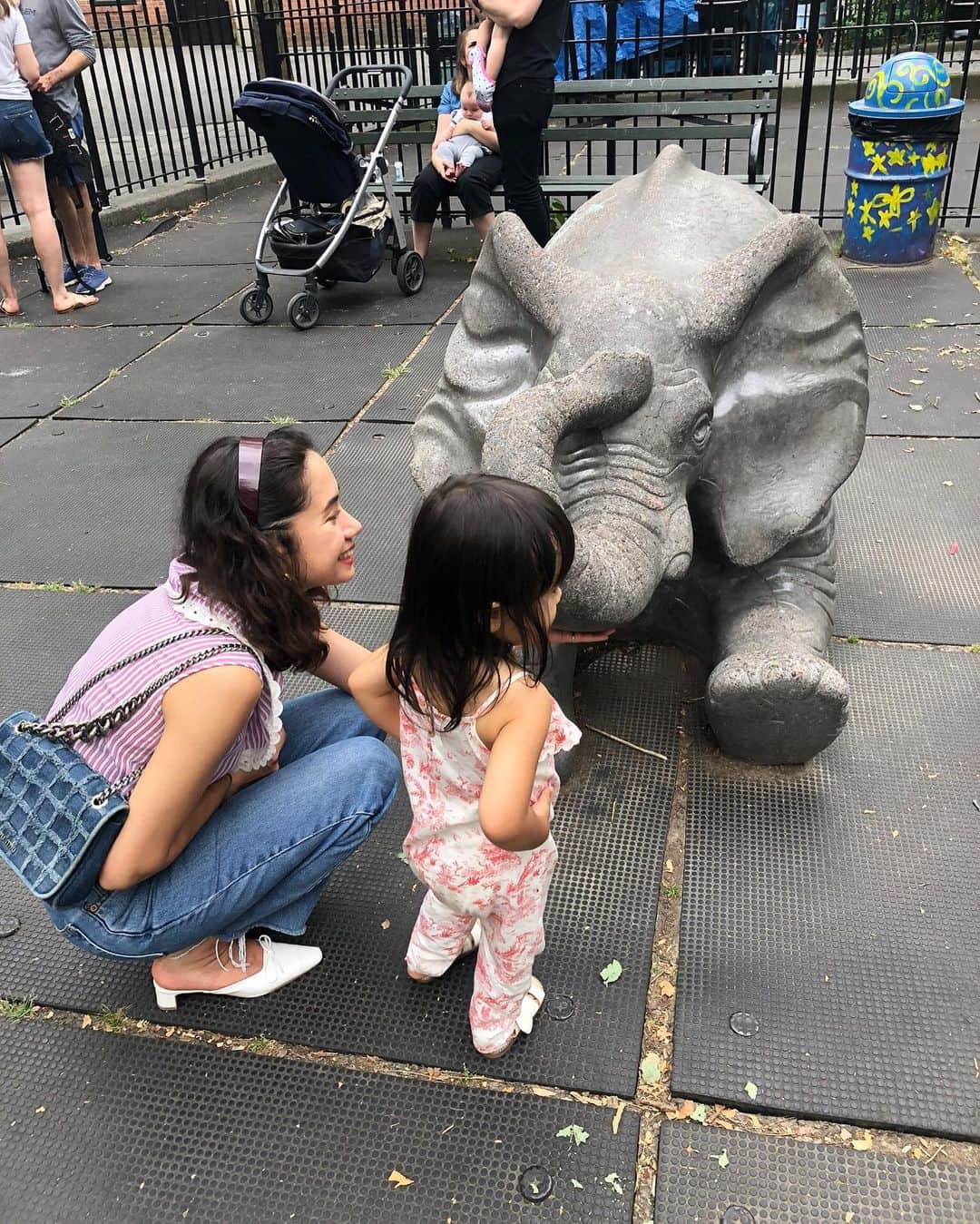 ベイカー恵利沙さんのインスタグラム写真 - (ベイカー恵利沙Instagram)「Meet up at a doll shop 💚🍦🐘 お人形屋さんで待ち合わせ🐰 お洋服はお馴染み上下ともにvintage カバンはmiumiu 靴は @shop_peche です♡ #えりさふく」7月3日 21時11分 - bakerelisa