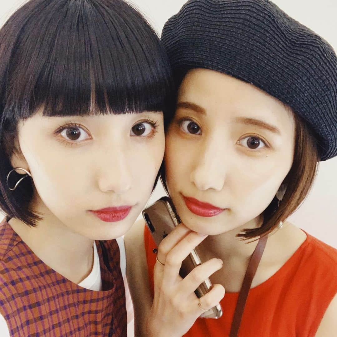 谷奥えり（えまえり）さんのインスタグラム写真 - (谷奥えり（えまえり）Instagram)「SHIRO 10周年おめでとうございます！！ shiroのアイシャドウ使ってるよ📸。 前髪パッツン~ #双子モデル #双子タレント #えまえり」7月3日 21時11分 - eritanitani