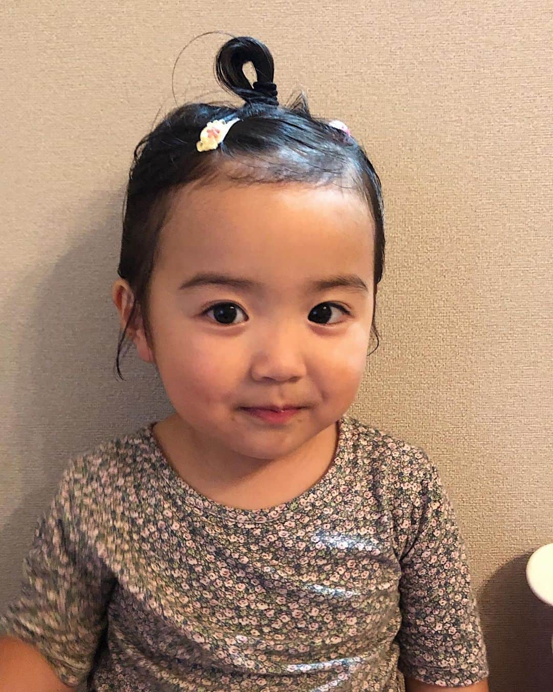 ayuさんのインスタグラム写真 - (ayuInstagram)「👶🏽 どんどんめめに似てきたなぁって思ってはいたけど。 めめがよくやってたお団子頭、ねねにしたらあの頃のめめにしか見えなくてびっくりした👀❤️ 顔もだけど、声がもうそっくり。同じ！ #meme_movies #nene_movies . プリンセスのお化粧セット、届いたその日からお気に入りすぎて 一瞬で使い終わった笑笑 中身ほとんどないけど、今もお気に入りで毎日持ってる👜💘 #楽天roomに載せてます . . #2歳#次女#ひょうきん#妹#roomインフルエンサー#お化粧セット#楽天#眉毛ギュイン」7月3日 21時13分 - memeyuyu