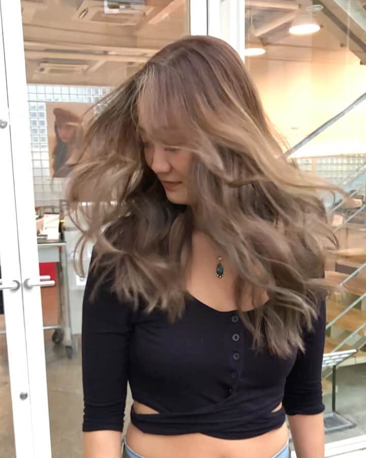 のインスタグラム：「【超リアル海外ヘアー / バレイライト】 女性はヘアーが動いた時が勝負. 海外志向なお客様へ.  #SHIMA#ハイライト#バレイライト#バレイヤージュ#海外ヘアー」