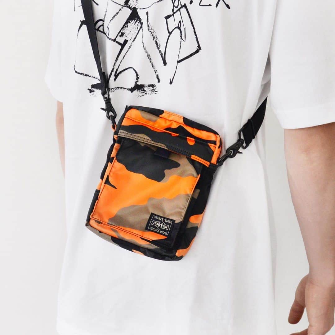 のインスタグラム：「PORTER STANDオリジナル「PS CAMO」、PORTER flagship store オリジナル「COUNTER SHADE」から、新たにショルダーバッグを発売します。  発売以来ご好評いただいているPORTER STANDオリジナル「PS CAMO」シリーズ、PORTER flagship store オリジナル「COUNTER SHADE」シリーズから、デイリーユースに最適なコンパクトなサイズ感の2WAYショルダーバッグを新たに発売します。  発売日：7月5日(金) 価格：￥17,500(税別)  発色の良いカラーを取り入れたオリジナルカモフラージュ柄は、コーディネートのアクセントにもおすすめです。  PORTER STAND オリジナル「PS CAMO」は1、2枚目 PORTER STAND 品川駅店・東京駅店とオフィシャルオンラインストアのみの展開です。  PORTER flagship store オリジナル「COUNTER SHADE」は3、4枚目 PORTER OMOTESANDO・MARUNOUCHI・OSAKAとオフィシャルオンラインストアのみの展開です。  是非この機会に店頭でお手に取ってご覧ください。  We’re releasing a new shoulder bag from PORTER STAND original “PS CAMO” series and PORTER flagship store original “COUNTER SHADE” series.  We’ll launch a 2WAY SHOULDER BAG style that is the best size for daily use from PORTER STAND original “PS CAMO” series and PORTER flagship store original “COUNTER SHADE” series, which have been getting a favorable review from their first launch.  Launch Date: July 5th (Fri)  Official online store will start to sell it from 10am.  Brightly-colored original camouflage pattern is recommended to put a good essence on your styling.  First/Second: “PS CAMO” from PORTER STAND ORIGINAL  Only available at PORTER STAND SINAGAWA・TOKYO  Third/Forth photo: “COUNTER SHADE” from PORTER FLADSHIP STORE ORIGINAL  Only available at PORTER OMOTESANDO・MARUNOUCHI・OSAKA and Official online store.  Please take a close look at them in store on this occasion.  #yoshikakaban #porter #luggagelabel #吉田カバン #ポーター #porteryoshida #porterflagshipstore #porterstand #madeinjapan #japan #omotesando #marunouchi #osaka #shinagawa #tokyo #station #shoulderbag #countershade #pscamo #camouflage #exclusive」