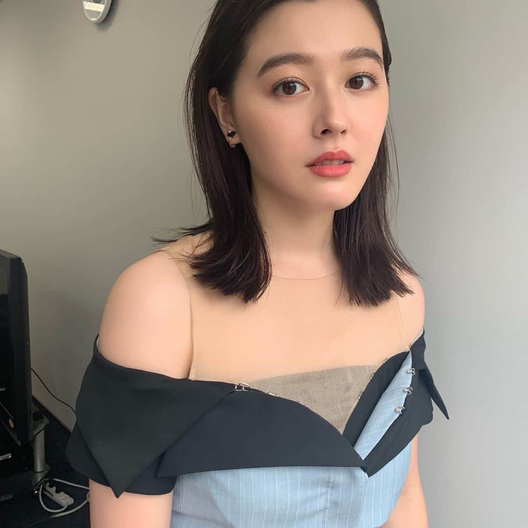 高橋有紀のインスタグラム：「小春さん記者会見のヘアメイク❤︎いつも好きに任せてくれてありがとう❤︎ #hairmake #osakana_yuki  #久住小春 お洋服も素敵な @akikoaoki_official ❤︎❤︎❤︎」