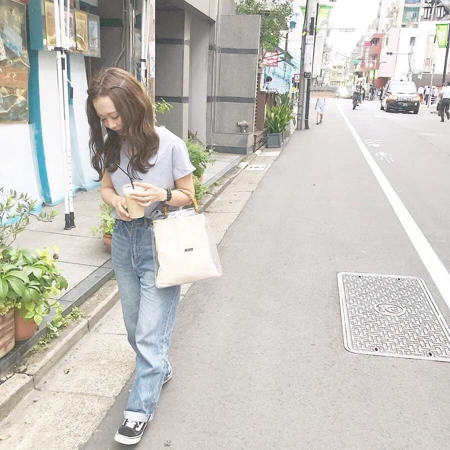 haruさんのインスタグラム写真 - (haruInstagram)「ㅤㅤㅤㅤㅤㅤㅤㅤㅤㅤㅤㅤㅤ ㅤㅤㅤㅤㅤㅤㅤㅤㅤㅤㅤㅤㅤ ㅤㅤㅤㅤㅤㅤㅤㅤㅤㅤㅤㅤㅤ #ootd ㅤㅤㅤㅤㅤㅤㅤㅤㅤㅤㅤㅤㅤ モノトーンが多かったので久しぶりに色をいれてみました☺ これくらいのブルーだと着やすくて挑戦しやすいかなと思います😳💕 ㅤㅤㅤㅤㅤㅤㅤㅤㅤㅤㅤㅤㅤ お洋服の詳細は WEAR に載せています🌸 ㅤㅤㅤㅤㅤㅤㅤㅤㅤㅤㅤㅤㅤ ㅤㅤㅤㅤㅤㅤㅤㅤㅤㅤㅤㅤㅤ ❤︎ tops : #urs ❤︎ pants : #pageboy ❤︎ bag : #freaksstore ❤︎ shoes : #vans ㅤㅤㅤㅤㅤㅤㅤㅤㅤㅤㅤㅤㅤ ㅤㅤㅤㅤㅤㅤㅤㅤㅤㅤㅤㅤㅤ ここのカフェも美味しくて個人的にはすきです☕️💕 ㅤㅤㅤㅤㅤㅤㅤㅤㅤㅤㅤㅤㅤ #プチプラ#デニムコーデ#スニーカーコーデ#カジュアルコーデ #harucd ㅤㅤㅤㅤㅤㅤㅤㅤㅤㅤㅤㅤㅤ」7月3日 21時21分 - __haru3