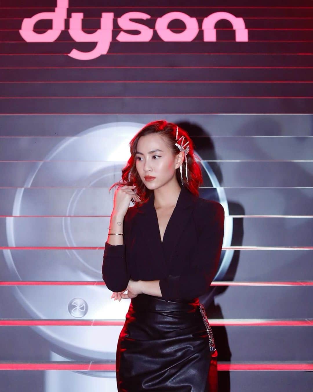 ソニアのインスタグラム：「What a solid evening with #DysonSG! We celebrated the one year anniversary since the launch of the Dyson Supersonic hairdryer professional edition - which means a year’s worth of hair and lives being changed thanks to their innovative technology 🥳  It’s been an absolute pleasure being your host tonight! It’s a product I use daily, and one that I resonate with. Here’s to many more years of brilliance @dysonhair @dyson 🖤  #styledbyDysonsg」