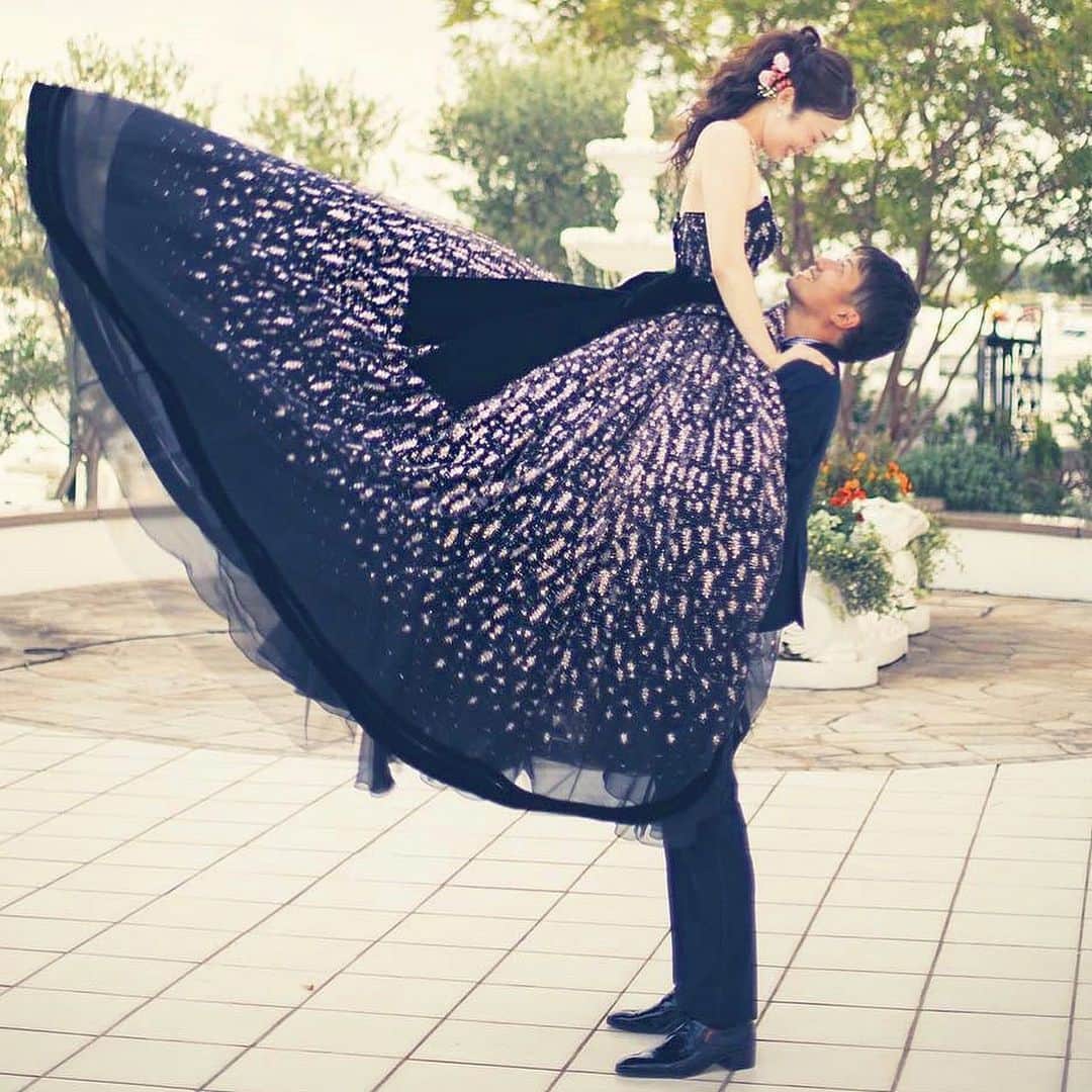 のインスタグラム：「@bestbridal.jp 💒 ベストブライダルの花嫁さんは #ベストブライダル花嫁 #BB花嫁 にお写真を投稿してください♩ . . 会場名：#アートグレイスネクスト芦屋 @art_grace_next_ashiya . . まるで異国の地に辿りついたかのようなロマンチックなガーデン💐 . . カバーは、アートグレイスネクスト芦屋で挙式をされた先輩花嫁さまのお写真です✨ . ガーデンと大人かわいいコーディネートの相性は抜群❤️動くたびにキラキラと光るドレスもとても素敵です👗 . 新郎さまとのお色味もバッチリでとてもおしゃれですね💒 . アートグレイスネクスト芦屋の貸切邸宅のガーデンでは、絵本の中から飛び出したかのような素敵なショットを残していただけます💕 . . その他のお写真は写真をスワイプしてご覧ください✨ . ＼ウェディングフォト募集中❤️／ . 当アカウントでリグラムOKなベストブライダルの卒花嫁orプレ花嫁の皆様は、 #ベストブライダル花嫁 もしくは  #BB花嫁 のハッシュタグをつけて投稿をお願いします💕 . . ※BB花嫁に投稿があったお写真をリグラムする際は個別にご連絡は行っておりません🙇予めご了承ください＊* . . ＝＝＝＝＝＝＝＝＝＝＝＝ 💒ベストブライダルとは？ ＝＝＝＝＝＝＝＝＝＝＝＝ . ＊アートグレイス ＊セントグレース ＊アプローズスクエア ＊ストリングス ＊アフロディテ . など、全国（東京、横浜、浦安、千葉、仙台、名古屋、大阪、京都）でゲストハウスを運営し、多くのお客様の人生の節目となるウエディングを手がけています💕 . また、多くのお客様にお帰りいただけるレストラン、ホテルもご用意しています🍴 . . 💒【各会場のアカウントについて】 私たちの会場は @bestbridal.jp のフォロ一覧からご覧頂けます✨ . 💐【ブライダルフェアの予約について】 各会場のアカウントのプロフィールURL🔗にある会場HPからご予約いただけます✨ . . ＝＝＝＝＝＝＝＝＝＝＝＝ 💗たくさんの、LOVEを届けよう ＝＝＝＝＝＝＝＝＝＝＝＝ . #たくlove 私たちのブランドスローガンは「たくさんの、LOVEを届けよう」💕 . お客様との出会いは、一生における祝福の瞬間を祝う、始まりです。 . 私たちはお客様との出会いを大切に、おふたりの人生を祝福し続ける存在でありたいと考えています🕊 . ベストブライダルは、世の中で1番、たくさんのLOVEが届く瞬間をお祝いする企業を目指します♡ . . . #結婚式 #花嫁 #プレ花嫁 #卒花嫁 #結婚式準備 #ウェディング #ウエディング #ベストブライダル #日本中のプレ花嫁さんと繋がりたい  #婚約指輪 #婚約 #プロポーズ #結婚式場 #結婚式レポ  #2019春婚 #2019秋婚 #2019夏婚 #2020春婚 #ブライダルフェア #ウェディングフォト #プレ花嫁準備 #プレ花嫁さんと繋がりたい」