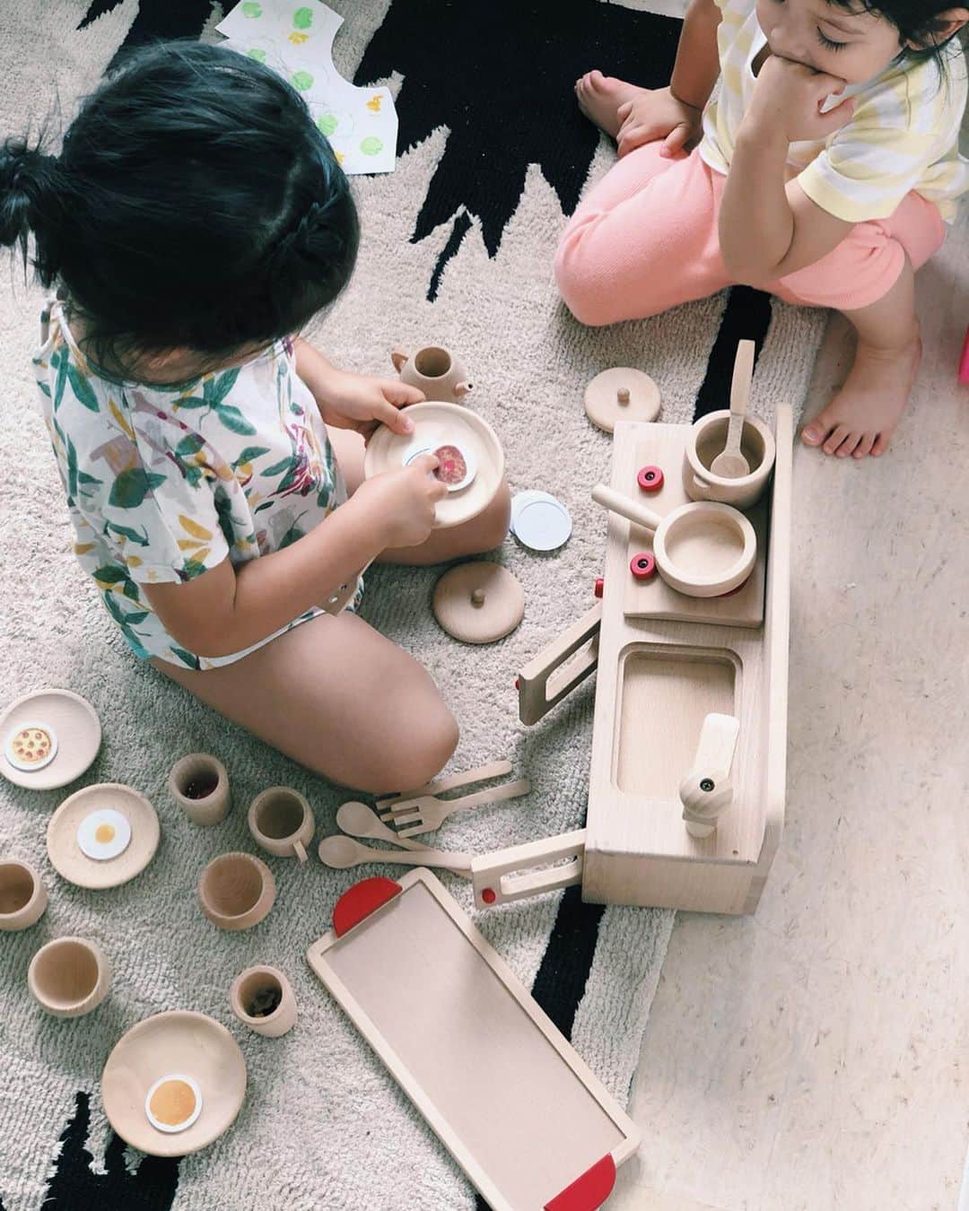 原田沙奈子さんのインスタグラム写真 - (原田沙奈子Instagram)「「今日は韓国料理だよー」と迎えてもらったレイちゃんご飯の水曜日。 お鍋の中は参鶏湯風って言ってたけど風じゃないレベル。 日が伸びて保育園からピックアップしてもまだ明るくて嬉しい限り。 子供たちの遊んでる姿が楽しさと美味しさを増してくれる。 おままごとから始まり、窓にお絵描き。 本当は1歳違いだけど、しばし同い年のアマネとアオバ。 空や海や字を描き、自分たちの好きなものばかりの世界。 こんな世界っていいな♡ #おうちごはん#よるごはん#3歳#アマネとアオバ」7月3日 21時36分 - sanakoharada