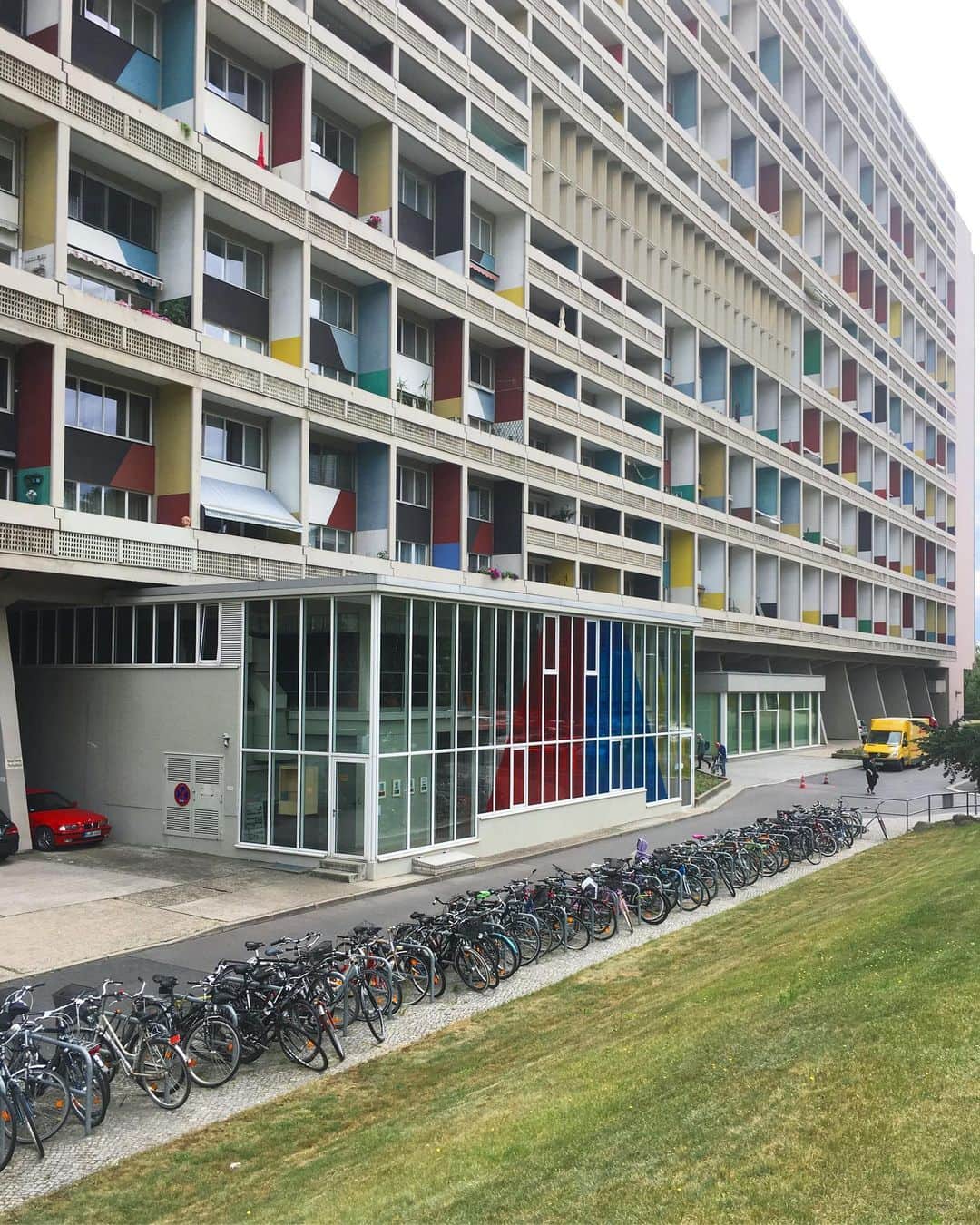 Takayuki Konoのインスタグラム：「ル・コルビジェが1958年に手掛けたUnité d'habitation(集合住宅) Corbusierhau 当時のアパートはどこか日本の団地に似てるところがあるなと思いました #lecorbusier #bauhaus #berlin」
