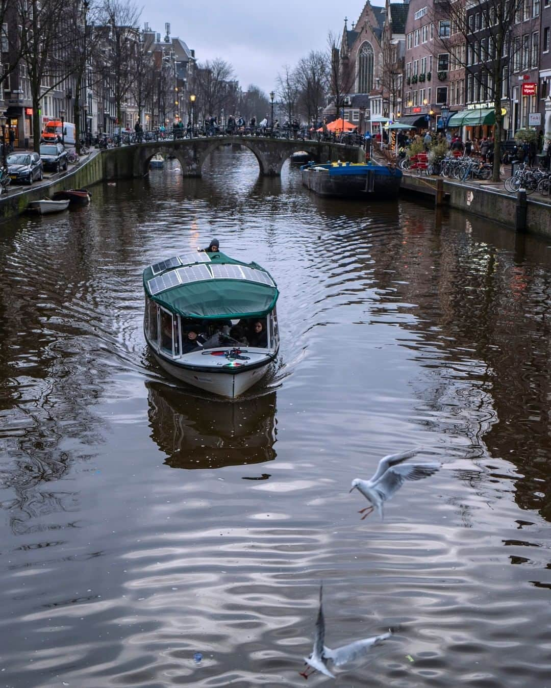 ナショナルジオグラフィックさんのインスタグラム写真 - (ナショナルジオグラフィックInstagram)「Photo by Muhammed Muheisen @mmuheisen | People enjoy a boat ride on a canal in Amsterdam, Netherlands. For more photos and videos from different parts of the world, follow me @mmuheisen and @mmuheisenpublic #muhammedmuheisen #Amsterdam #netherlands」7月3日 21時37分 - natgeo