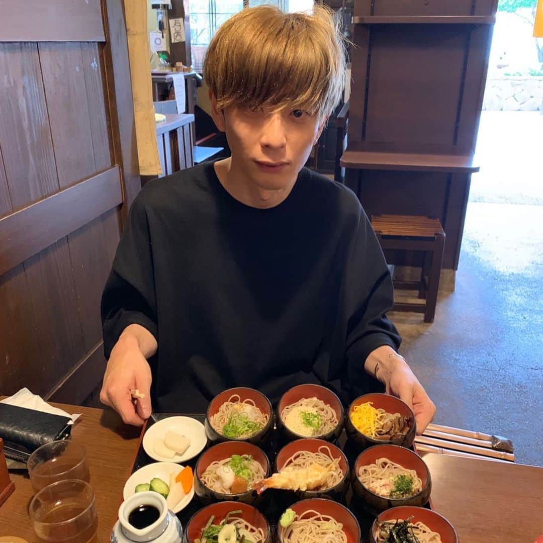 THE BAWDIESさんのインスタグラム写真 - (THE BAWDIESInstagram)「ツアーから東京戻ってのお休みの日はずっと行ってみたかった小田原観光へ。 初めての小田原城は敷地が広くて猿がいたり、お茶屋さんがあったり、忍者館もあって興奮した！もちろん全力で体験しました！ 紫陽花も沢山咲いててすごく綺麗だった。 僕が行ったのは平日だったけど土日はもっと出店もあるみたいです。 蕎麦もお魚も堪能して、とても気持ちいい休日を楽しみました。たくさんエネルギー補充してもらったので残り2本のツアーも頑張ります。 by marcy  #bawdies #小田原 #小田原城 #忍者 #城スカし」7月3日 21時38分 - thebawdies