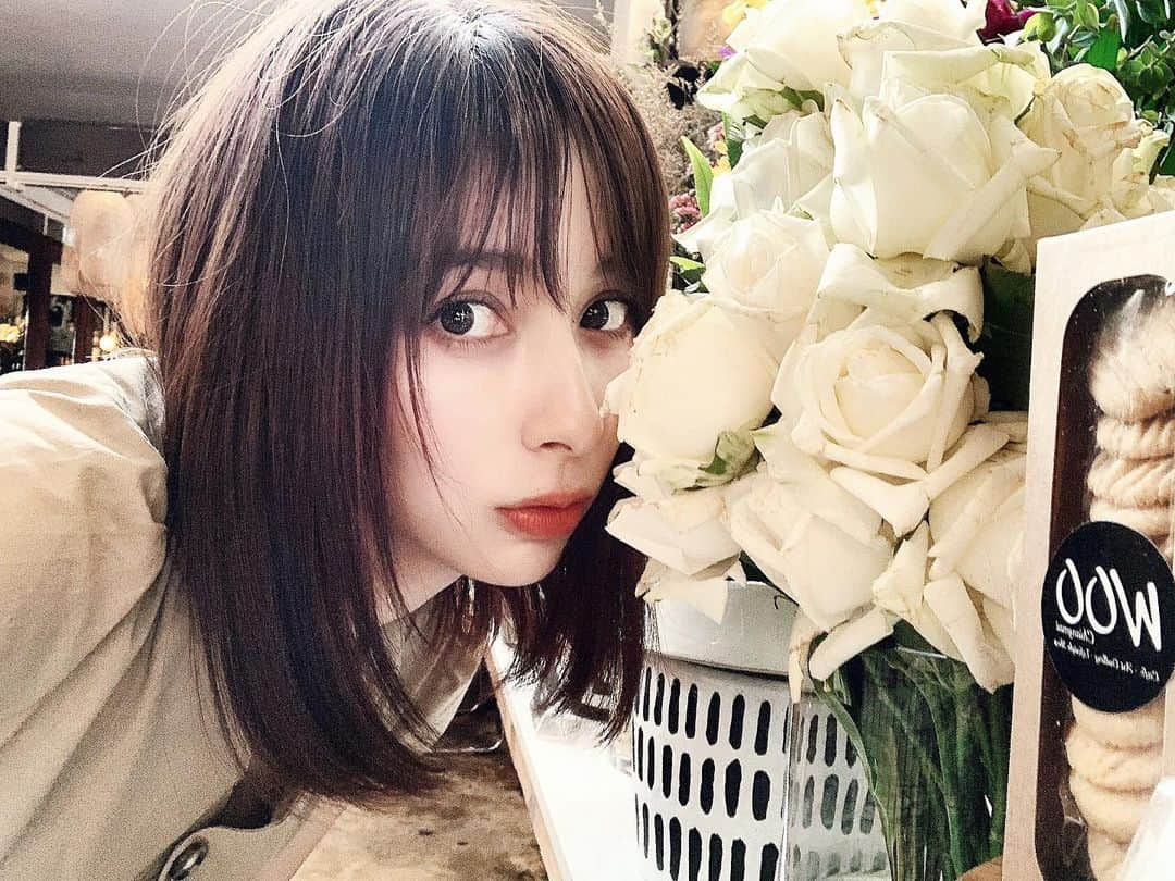 瀬戸晴加さんのインスタグラム写真 - (瀬戸晴加Instagram)「髪が伸びたのが嬉しくて久しぶりの自撮り🤳 @ Wooカフェ  最近のマイブームはとにかくストレートヘア。今28ミリのコテしかないので、前髪も下もコテで伸ばす感じでスタイリングしています。前髪の真ん中あたりだけ少しだけ横に流れるようにカールを付けて、それ以外は内巻き気味のストレート☺️❤️ 早く！早くロングヘアカムバック！笑 #thailand #chiangmai #cafe #flower #coffee #coffeeshop #trip #travel #chiangmaitrip #chiangmailife #makeup #hairstyle #haircolor #beauty #chiangmaifood #chiangmaicafe #cafechiangmai #rose #美容 #メイク #タイ #チェンマイ #タイ旅行 #旅 #カフェ #せとはるinタイ」7月3日 21時39分 - setoharu1030