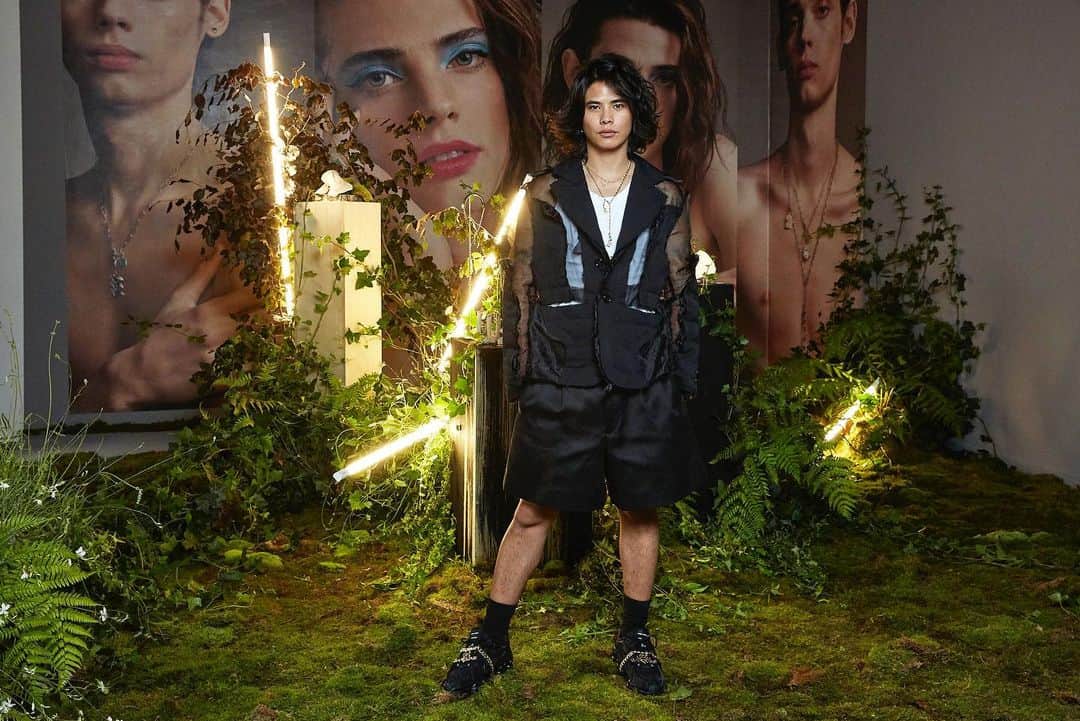 稲木ジョージのインスタグラム：「@milamorejewelry PRESS DAY 💎💎💎 We recreated the garden of my castle in upstate New York 🏰 Wearing @commedesgarcons Japanese all the way🇯🇵😎⤴︎✨」