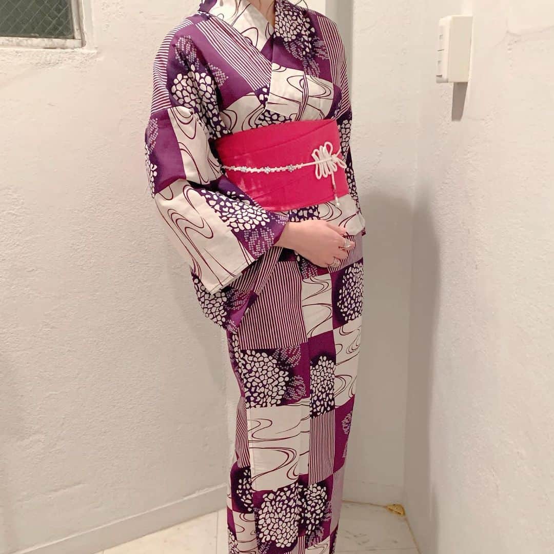 nyaachanさんのインスタグラム写真 - (nyaachanInstagram)「* 七夕は、大阪は雨っぽいけど… これから浴衣👘着る機会がぜーったいいっぱいある季節♡ 今年の浴衣は大人っぽく紫陽花❤︎ 帯も、初のへこ帯！楽チンで可愛い😍 これは、 @ohkini_kimono さんの浴衣で、帯と下駄と3点セットでめちゃんこプチプラ❗️なのに高見え✨ 柄は色々選べましたよ~🙌 トップページの楽天ルームに載せておきました☺︎ * といってもまだなーんも予定ないけどwww←そこ🤣❤︎ * * #浴衣#浴衣女子#浴衣帯選び#お祭り#お祭りコーデ#令和浴衣#浴衣デート#夏祭り#夜店#屋台#和服#yukata#유카타 #浴衣帯選び #お祭り#お祭りコーデ#ビジョビ #夏コーデ#コーディネート#大人浴衣#夏#紫陽花#紫陽花浴衣#お洒落さんと繋がりたい#七夕」7月3日 21時47分 - naokoko70