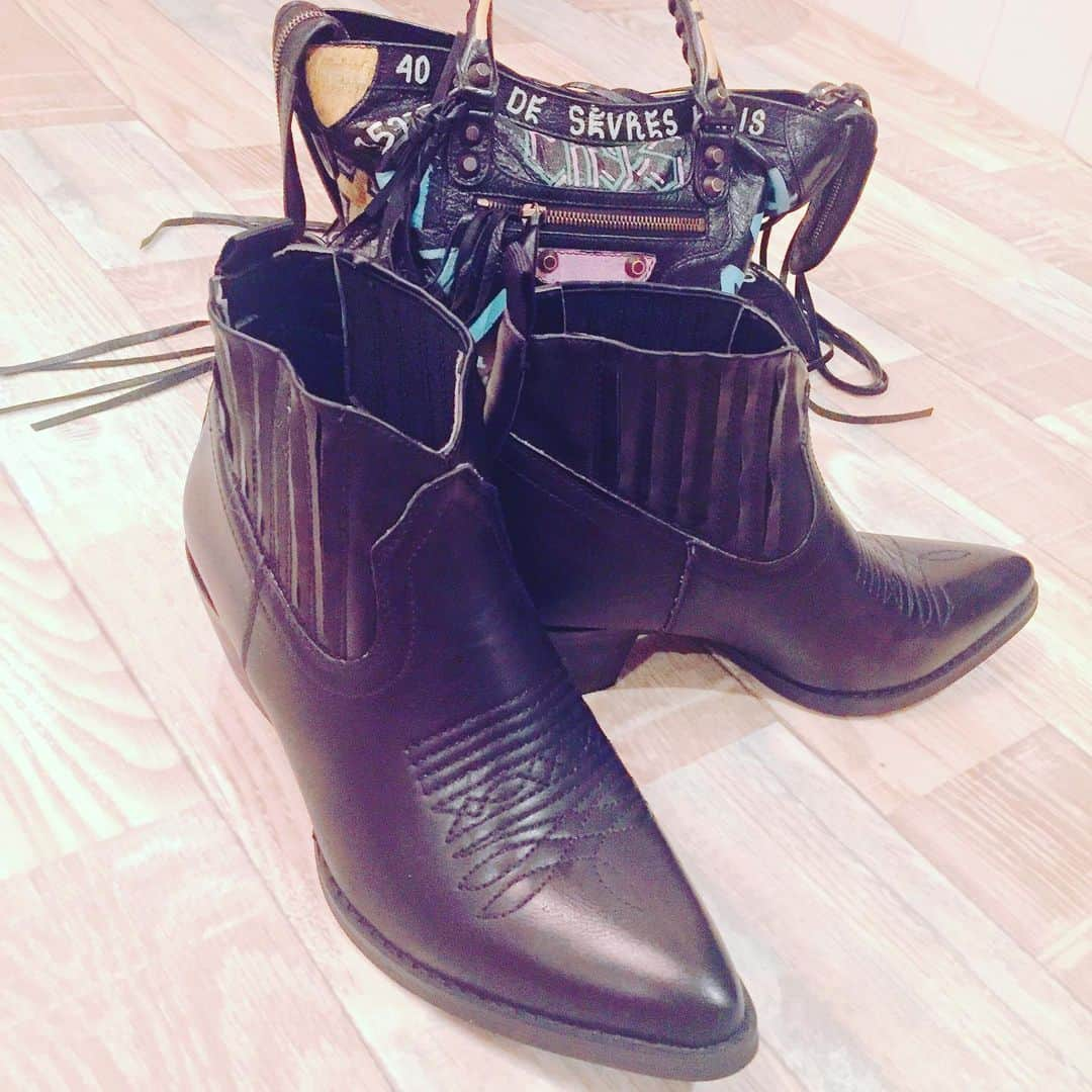 新山千春さんのインスタグラム写真 - (新山千春Instagram)「欲しかった #westernboots 🖤  ラスト1点が ジャストサイズだった☺︎꒡̈⃝⌄̈⃝¨̮ . 🙌🖤 _____________________________________________________🌴 #LA 好き🖤 #art 好き🎨#chihuahua #dog 🐶  #mamafashion #Japaneseactress #casualcoordinate #denimcoordinate #makeup #model  #mama#mamastyle #Instagood #cooking #streetwear #mamacoordinate #hairarrange #streetfashion  #outfit #casualstyle  #outfitstyle #촬영 #粉我 #나를따르라  #fashionistas #dailylook #coodinate #新山千春  _____________________________________________🌴🌵🌴」7月3日 21時49分 - chiharuuu_0114