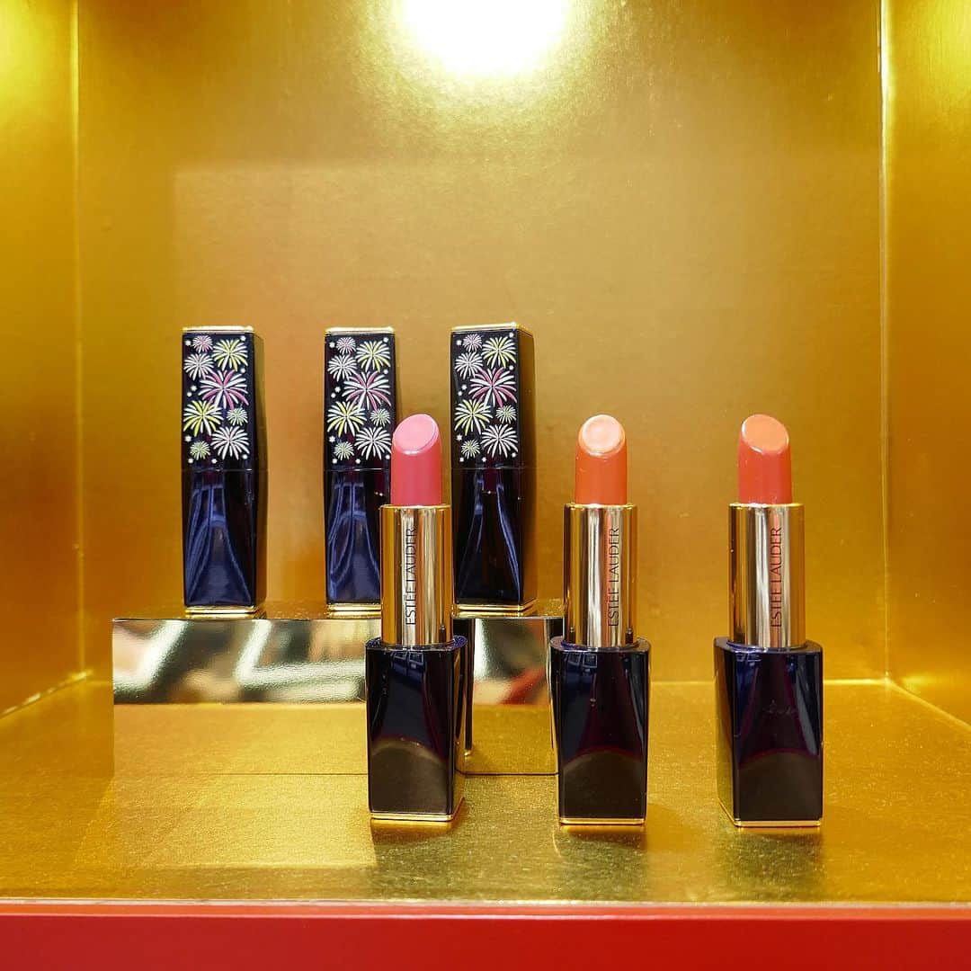 美的 Biteki's official Instagram! さんのインスタグラム写真 - (美的 Biteki's official Instagram! Instagram)「“あなただけにカスタマイズしたリップスティック”をテーマに、  エスティ ローダー×リップの魅力を堪能できる期間限定イベント「LIPS FOR YOU Customize Your Lips」が本日7月3日（水）～9日（火）、伊勢丹新宿店本館1F＝ザ・ステージにて開催スタート！ 会場では、鮮やかな発色で唇を立体的に彩り、羨望（エンヴィ）な唇を叶えるロングセラーリップ「ピュア カラー エンヴィ リップスティック（全45色 各￥4,000税抜）」をお試しできるのはもちろん、  購入した方には、おしゃれに持ち運べる3Dプリント限定デザイン キャップをプレゼント！ デザインは、夏にぴったりな“ひまわり”モチーフをはじめ、“マクミラン／イセタン”、“フラワー レース”、“花火”の3種類の伊勢丹新宿店限定デザインからチョイスできます。＊ひまわりのみ、6月14日～全国実施 ★ また、購入者限定の豪華な限定セットも登場。リップスティックを含むメイクアップアイテムを2品以上購入すると、 大人気化粧水「マイクロ エッセンス ローション」や、“夜のお守り美容液”でおなじみ「アドバンス ナイト リペア SR コンプレックス II」、 同シリーズのアイ ジェル クリーム「アドバンス ナイト リペア アイ SR コンプレックス」など、エスティ ローダーの名品スキンケアのミニサイズと、 大胆な唇モチーフが施されたオリジナル ポーチがセットになります。 色々なアイテムをお試しできるセットは、エスティ ローダー ファンも、使ってみたかったという人もマストバイ！(その他にも様々なセットがあります🎵) その他、7月19日に全国発売がスタートする新リップスティック「ピュア カラー デザイア リップスティック（全29色 各￥4,900税抜）」の先行発売や、モノグラミング サービスによる刻印、フォトスポットも！ ★★★ エスティ ローダーならではのスペシャルなイベント、ぜひ足を運んでみて！ ・ 【イベント詳細】 LIPS FOR YOU Customize Your Lips ・日時：7月3日（水）～9日（火）10:00～20:00 ・場所：伊勢丹新宿店本館1F＝ザ・ステージ #エスティローダー#EsteeLauder#LipsToEnvy#夏リップ#限定リップ#プリントキャップ#LipsForYou#伊勢丹#イベント#限定#新宿#コスメ#メイクアップ#メイク#bitekicom @esteelauderjapan」7月3日 21時50分 - bitekicom